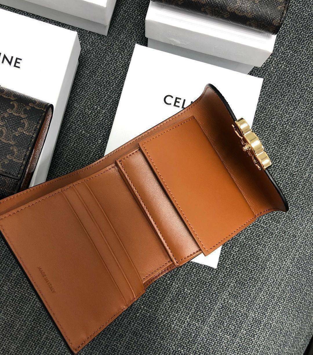 CELINE SHORT WALLET VIP GIFT WITH PURCHASE (GWP) พรีเมี่ยมกิ๊ฟ Limited จาก CELINE HAUTE PARFUME DUTYFREE COUNTER วัสดุ Triomphe Canvas หนังสวยอยู่ทรงปั้มโลโก้ด้านหน้าเปิดปิดฝาพับกระดุม ภายในมีช่องแบ่งหลายช่อง มีช่องใส่บัตรหลายช่อง ช่องใส่เหรียญ ช่องใส่ธนบ