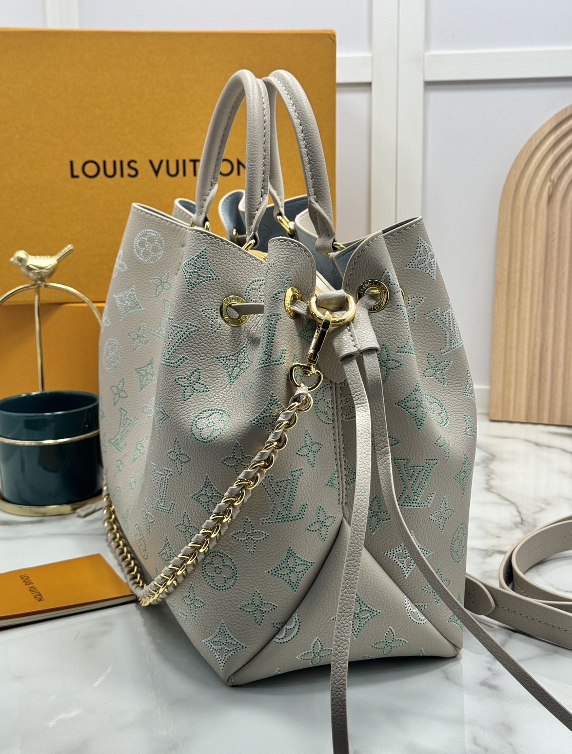 LV Bella Tote Flight Mode กระเป๋าทรงโท้ทใบใหญ่ รุ่นใหม่สีสวยละมุนมาก ต้อนรับลมหนาว สวยงามลงตัวอย่างสง่างาม หรูหราที่สุด ดีไซน์โดดเด่นด้วยการไล่เฉดสีแบบใหม่ ฉลุลาย Degradé Monogram