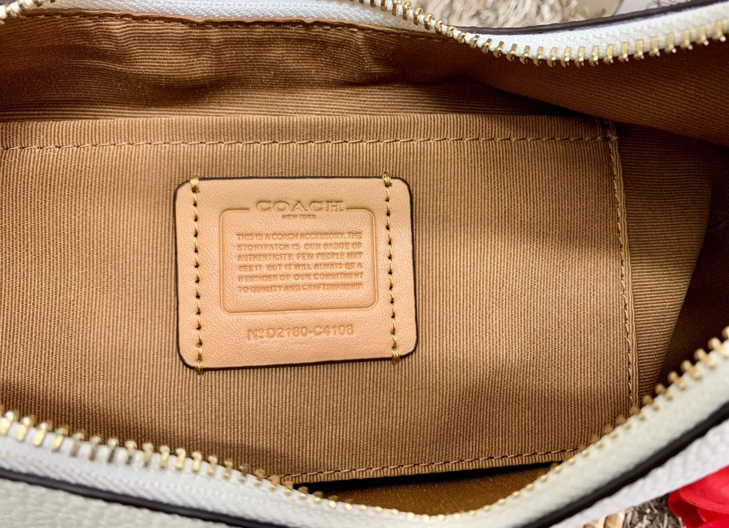 COACH BAILEY HOBO WITH WHIPSTITCH ((C4108//C1322)) พร้อมส่งที่ไทย!! สวยจริงไม่จกตาแน่นอนค่าา กระเป๋าทรงโค้ง ใช้แบบหิ้วหรือคล้องไหล่ก็ดูดี ใช้วัสดุหนังแท้ชั้นดี หนังสวยมากๆค่ะ ด้านหน้าใช้อะไหล่แบรนด์ตัวใหญ่ หรู ดูสะดุดตามีเดียว