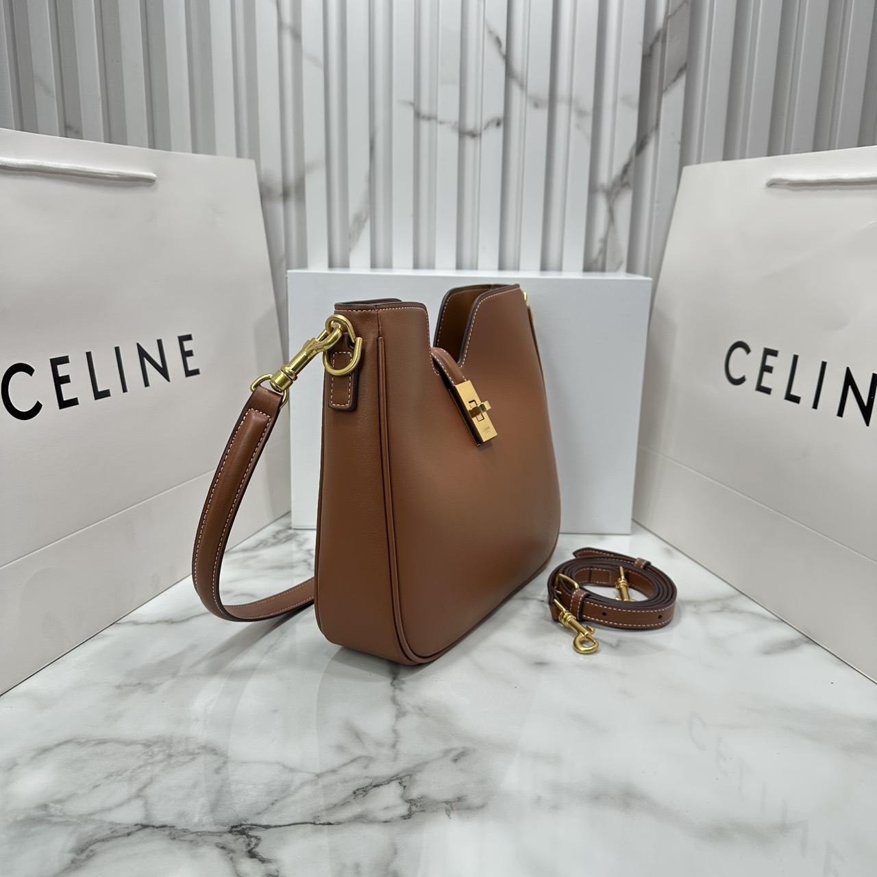 ORI หนังแท้ | CELINE SMALL CAMILLE 16 SOFT BAG IN SMOOTH LEATHER กระเป๋าสะพายรุ่นใหม่ล่าสุดของไลน์ 16 soft รูปทรงแบบโฮโบที่มาพร้อมดีไซน์ที่ใช้งานได้จริง หรูหราและโดดเด่น ฝาพับหนังกับตัวปิดแบบ Turnlock สีทองรูปทรงคล้ายอัญมณี