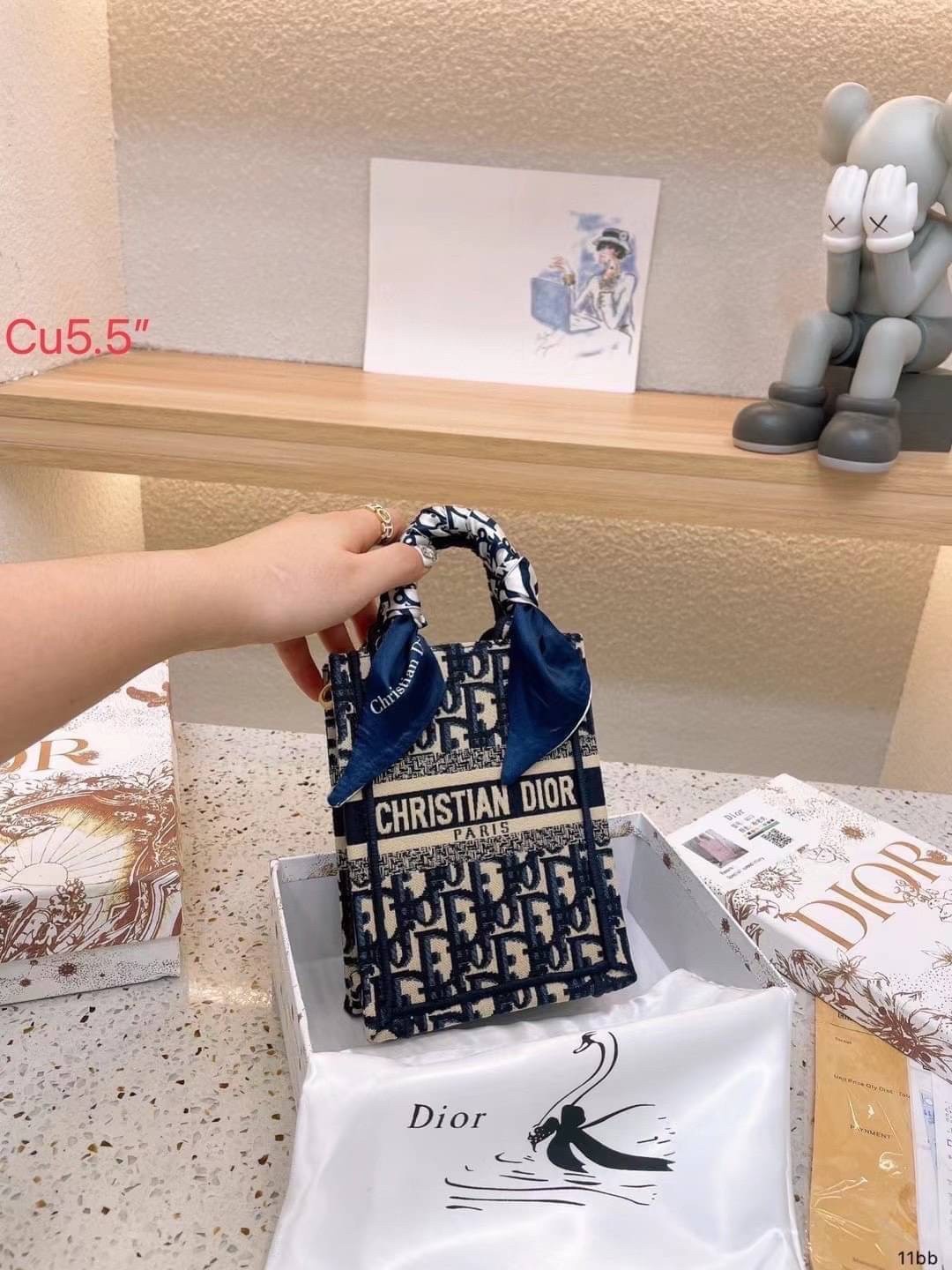 DIOR Mini Book Tote Phone Bag กระเป๋าสะพายทรงมินิโท้ท Shopping พร้อมสายสะพายสวยคลาสสิคถอดได้ ถือหรือสะพายได้ พกพาสะดวก ใช้งานง่ายสุดๆ วัสดุงานทอละเอียดคุณภาพดี ภายในเป็นช่องโล่ง ใบจริงงานสวยเกินเบอร์!! สวยงามเกินราคา ไม่ผิดหวังจ้า
