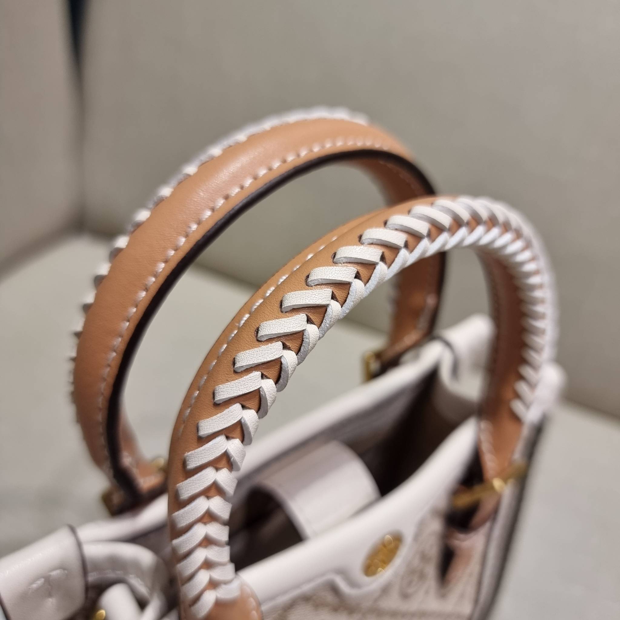 TORY BURCH T MONOGRAM BRAIDED MINI TOTE คอลเลคชั่นใหม่ พร้อมเสิร์ฟความสวยให้ถึงบ้าน!! รอบนี้จัดกระเป๋าทรงโท้ท ไซส์มินิมาให้สาวๆโดยเฉพาะ ดีไซน์ใหม่ล่าสุด สไตล์งานคราฟ มีลูกเล่นประดับดอกไม้กับตัวกระเป๋า วัสดุผ้า jacquard ตัดสลับหนังแท้ หูจับและขอบกระเป๋าตกแ