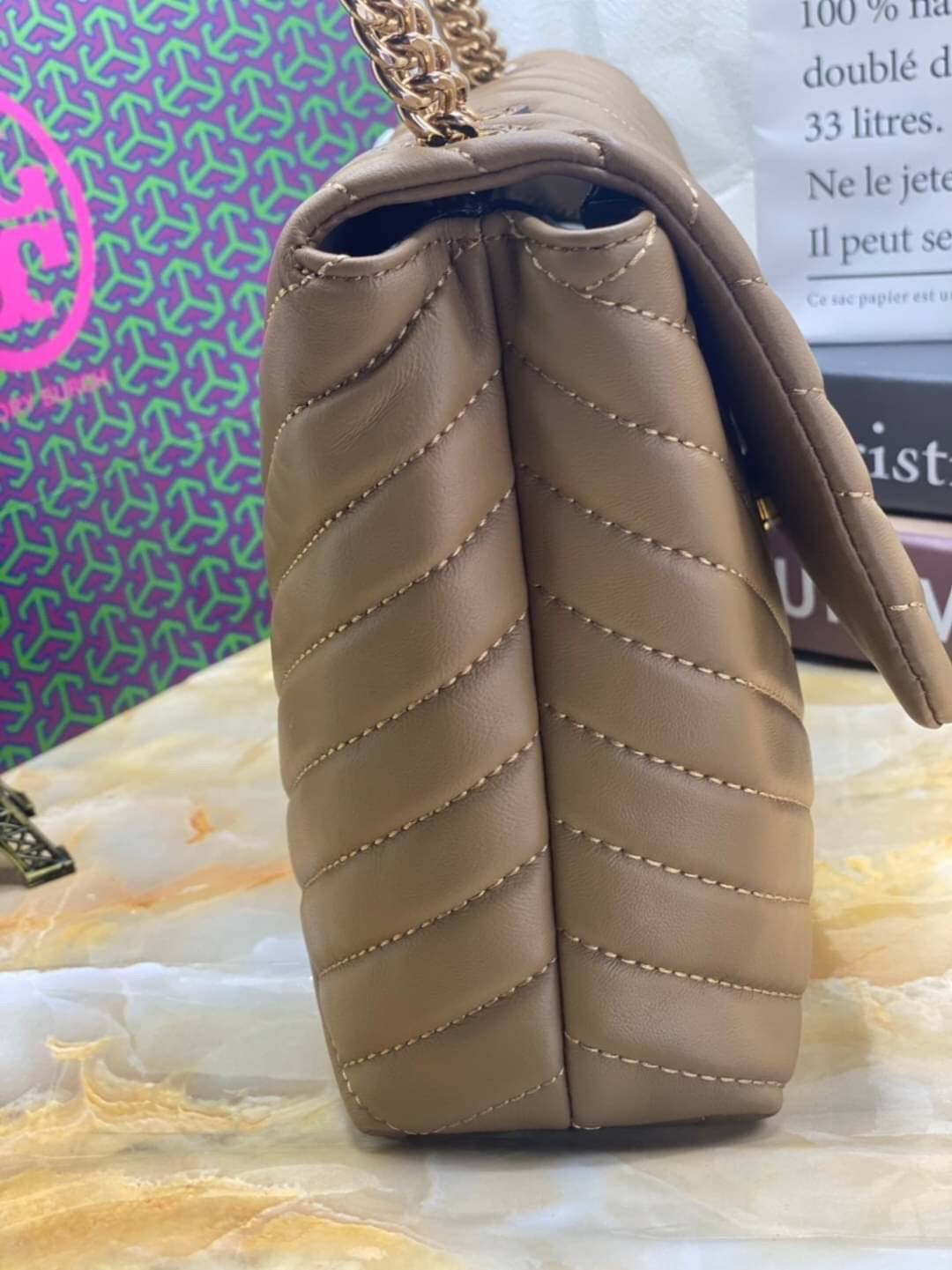 Large : Tory Burch Kira Chevron Quilted Convertible Leather Crossbody Bag เป็นกระเป๋าที่ใช้ในการออกงานสำคัญหรือวันที่มีปาร์ตี้สังสรรค์ คุณควรเลือกใช้กระเป๋าที่มีดีไซน์สะดุดตา เพราะจะช่วยยกระดับและเพิ่มเสน่ห์ให้กับตัวคุณเองมากยิ่งขึ้น หากเป็นงานทางการ เช่น