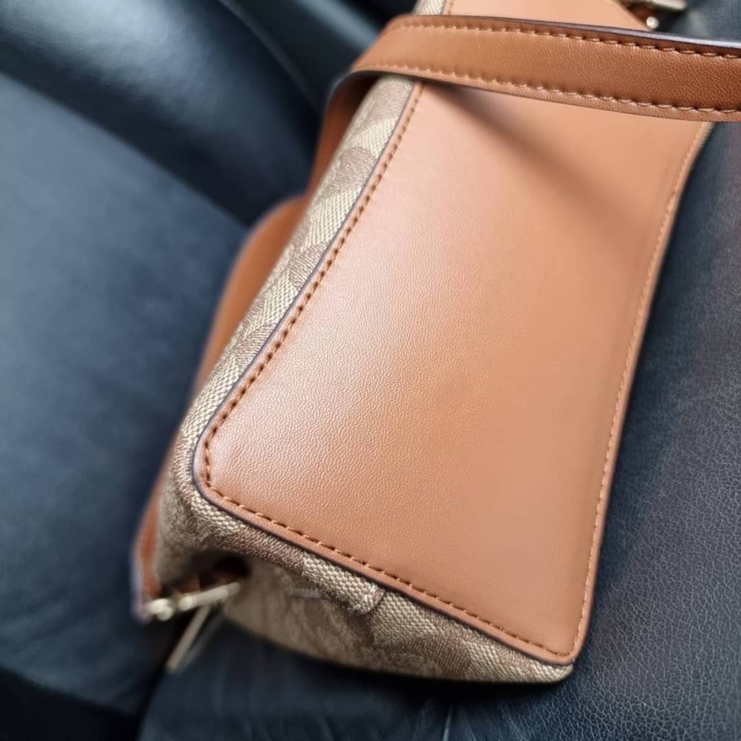 COACH 2312 SMALL TOWN BUCKET BAG IN SIGNATURE CANVAS รุ่นยอดนิยมใบเล็กมาครบสีแล้วจ้า กระเป๋าทรงบัคเก็ต สีผู้ดี๊ผู้ดี ตัวกระเป๋าดีไซน์คลาสสิคลายซี ดูโดดเด่น วัสดุหนังแคนวาสเคลือบลาย สวยคมทุกมุมจริงๆ!! เปิด-ปิดด้วยกระดุมแม่เหล็กทั้ง 2 ฝั่ง ภายในเป็นช่องโล่ง