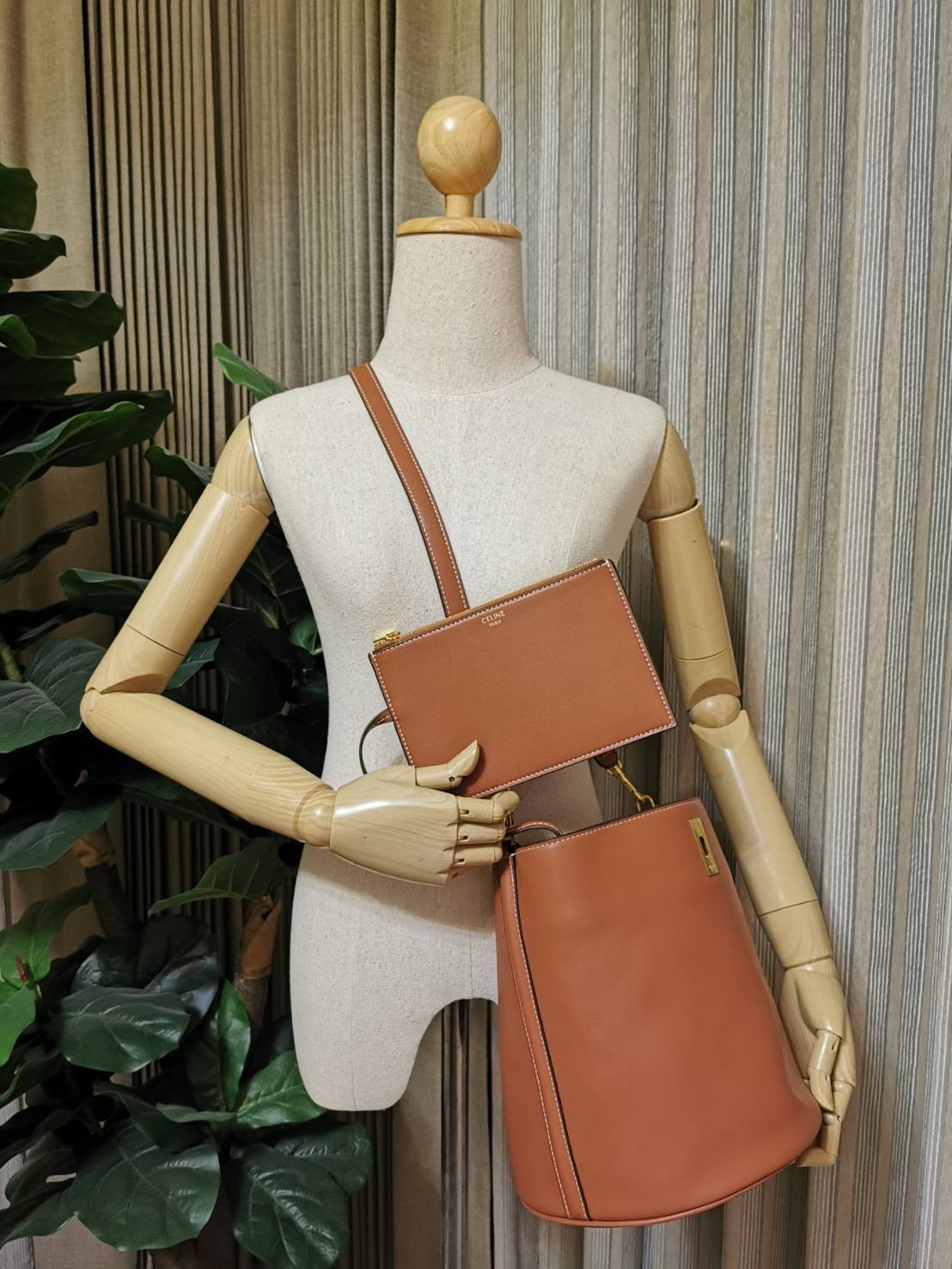 VIP 】NEW! ซื้อ1ได้ถึง2! CELINE TRIOMPHE BUCKET BAG VIP GIFT WITH PURCHASE (GWP) พรีเมี่ยมกิ๊ฟ Limited Edition จาก CELINE PERFUME DUTYFREE COUNTER วัสดุ TRIOMPHE CANVAS & CALFLEATHER ดีไซน์ทรง Bucket ใบใหญ่กำลังดี มาพร้อม Clutch ใบเล็กเข้าชุด หนังนิ่มสวยเน