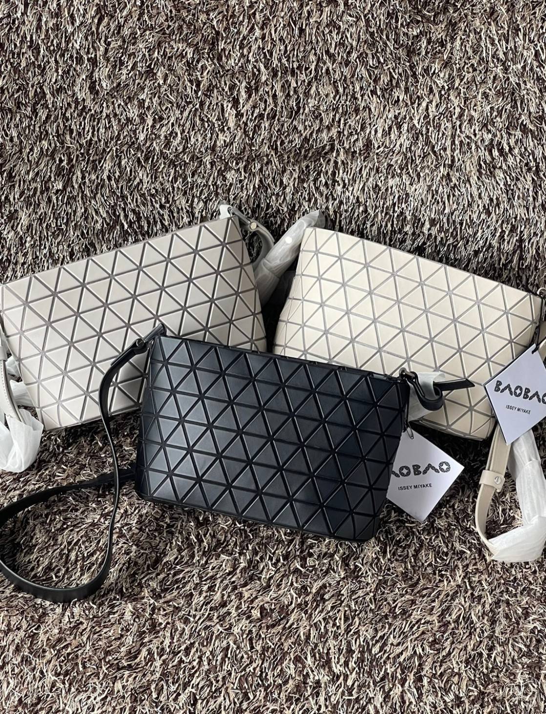 BAO BAO ISSEY MIYAKE Crystal Shoulder Bag งานดีไซน์ที่ดูเรียบง่ายทั้งรูปแบบการใช้งาน มีช่องเปิดปิดแบบซิปเพื่อให้คุณพกพาของมีค่าได้อย่างสบายใจป้องกันสิ่งของตกหล่น