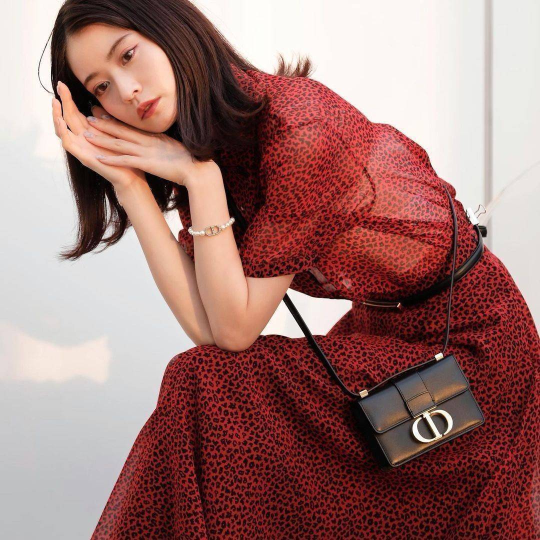 CHRISTIAN DIOR MINI BAG VIP GIFT WITH PURCHASE (GWP) พรีเมี่ยมกิ้ฟ Limited Edition จาก DIOR DUTYFREE COUNTER วัสดุหนังแท้ Calfskin ทรงสี่เหลี่ยมหนังเรียบสวยหรูอยู่ทรงเปิดปิดด้วยฝาปิดโลโก้แบรนด์อะไหล่ทองด้านหลังมีช่องใส่ของ ภายในโล่งมีโลโก้สามารถใส่มือถือข