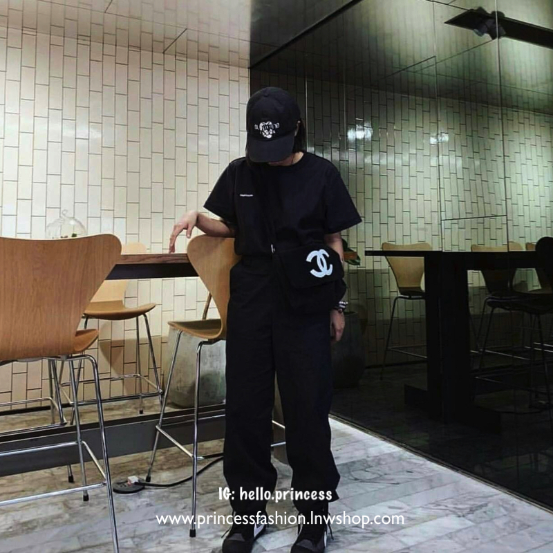 พร้อมส่งรุ่นขายดี! ฮิตที่สุด! Chanel Beaute Crossbody Bag กระเป๋าถือหรือสะพายพรีเมี่ยมของเเท้จาก Chanel Cosmetic Counter VIP Gift รุ่นแนะนำวัสดุขนวูฟหนานุ่มตัดโลโก้แบรนด์หนังแก้วสวยโดดเด่น น้ำหนักเบา เปิดปิดด้วยฝาปิดกระดุมแม่เหล็ก ใบใหญ่กำลังดีใส่ ipad กร