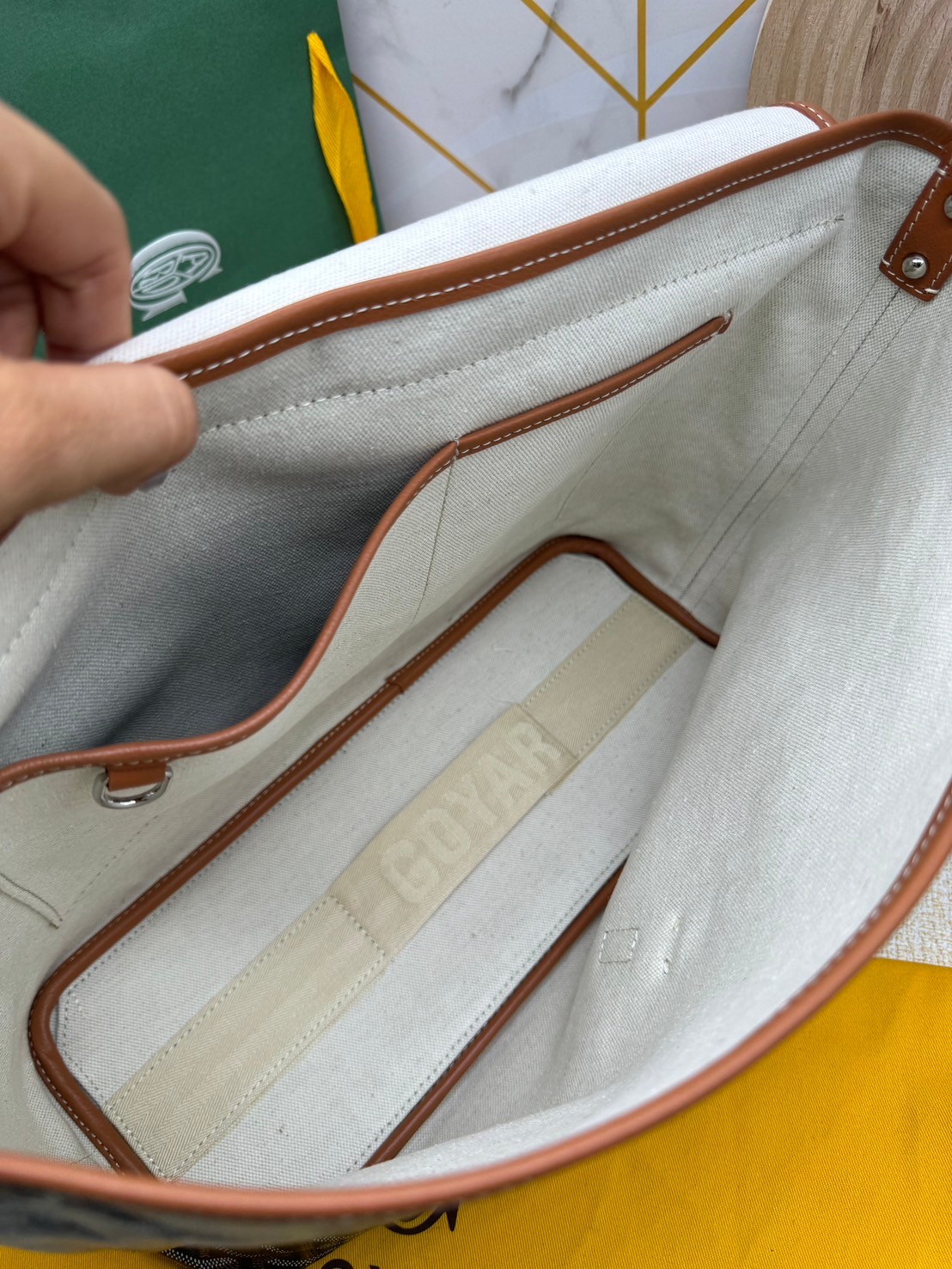 GOYARD Capetien MM Messenger Bag กระเป๋าแมสเซ็นเจอร์ใบใหญ่ ที่สุดของความหรู ตอบโจทย์การใช้งานจุของได้เยอะ เอกสาร แทปเล็ต พร้อมสายสะพาย ใช้งานง่าย ใบจริงสวยงามตามรูปค่ะ