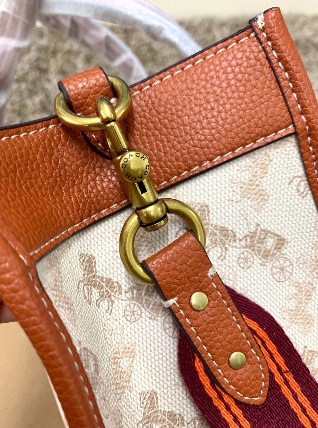 COACH FIELD TOTE 22 WITH HORSE AND CARRIAGE PRINT CARRIAGE BADGE((C8456)) 💫พร้อมส่งที่ไทย ใหม่ล่าสุด คุณภาพเกินเบอร์เลยจ้าา! กระเป๋าทรงTote ไม่ว่าโอกาสไหนๆ คุณสามารถพกพาไปได้ทุกที่ค่ะ หนังแท้อย่างดี! สวย นิ่มมือดีมากค่ะ