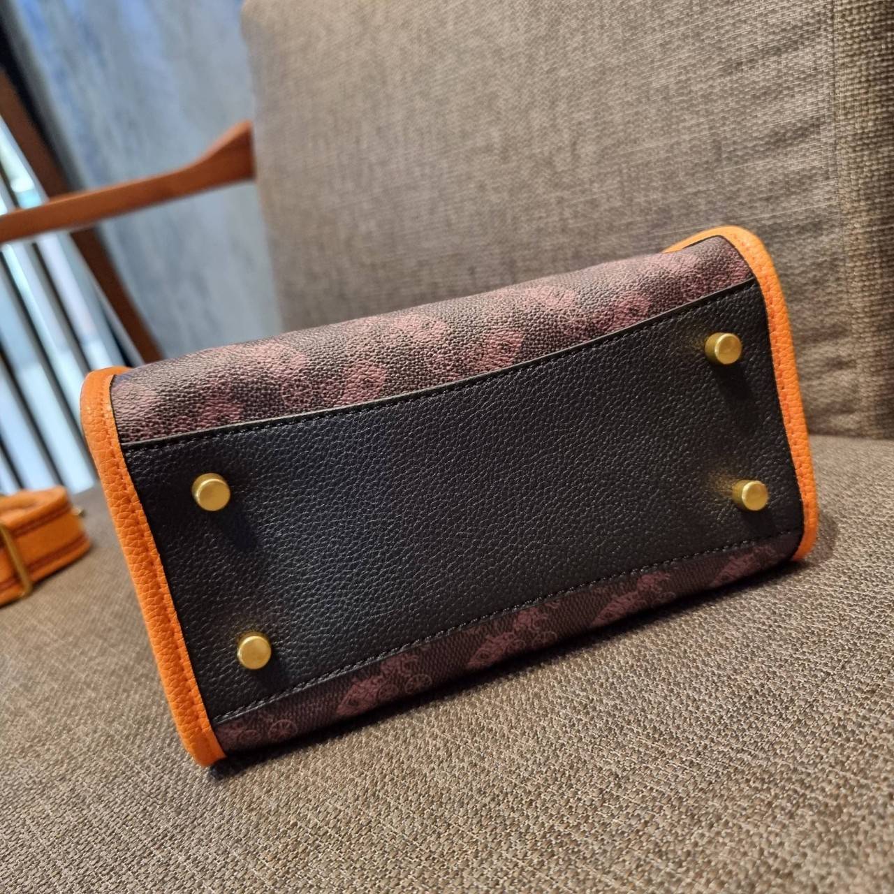 COACH C8456 FIELD TOTE 22 WITH HORSE AND CARRIAGE PRINT AND CARRIAGE BADGE คอลเลคชั่นสุดคลาสสิค ต้อนรับซัมเมอร์ ทั้งสดใสและร้อนแรง สวยหรูดูแพงในไอเท็มเดียว กระเป๋าทรงโท้ท ไซส์กำลังสวย น่ารักน่าใช้ ฟังก์ชั่นการใช้งานสะดวกที่สุด มีทั้งสายคล้องแขนในตัว และสา