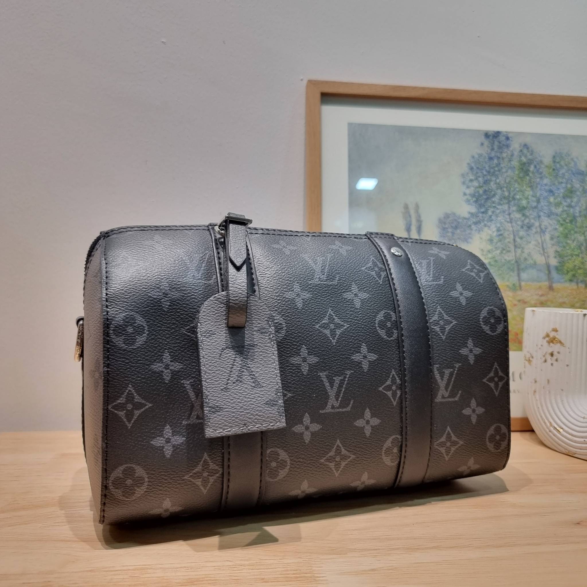 LV CITY KEEPALL Monogram Eclipse Bag กระเป๋าสะพายทรงหมอนสุดคลาสสิค ด้วยดีเทลความเป็นเอกลักษณ์ เรียบหรูด้วยความโดดเด่นจากลวดลายโมโนแกรม ขนาดกำลังดี