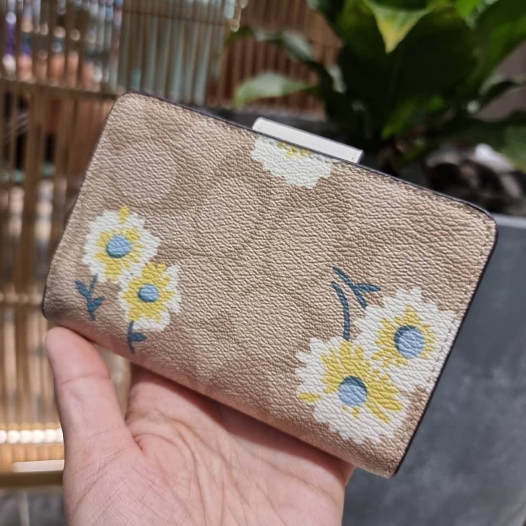 COACH C3375 MEDIUM CORNER ZIP WALLET IN SIGNATURE CANVAS WITH DAISY PRINT ดีไซน์ใหม่ล่าสุด!! คอลเลคชั่นลายพริ้นท์ เพิ่มลูกเล่นให้กระเป๋าสตางค์ของคุณ กับกระเป๋าสตางค์ใบกลาง ขนาดกำลังเหมาะมือ วัสดุหนังแคนวาส ดูแลรักษาง่าย มีช่องใส่บัตรและธนบัตรครบ และช่องซิ