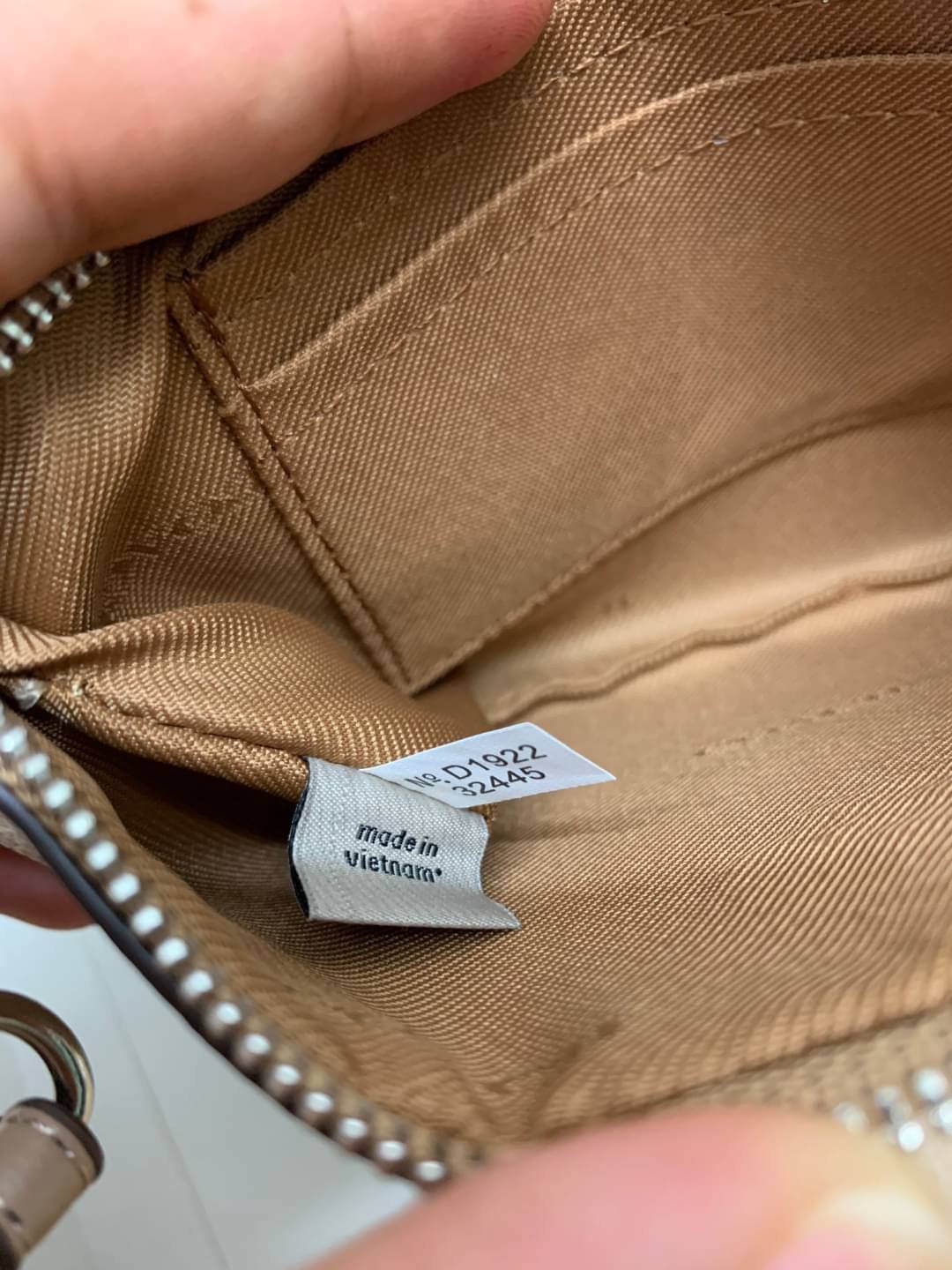 ORI COACH SMALL WRISTLET IN COLORBLOCK SIGNATURE ((32445)) ✔️กระเป๋าคล้องมือ วัสดหนัง pvc อย่างดี ลายซิกเนเจอร์ ตัดขอบสีตรงกลางสวยงามมากๆค่ะ