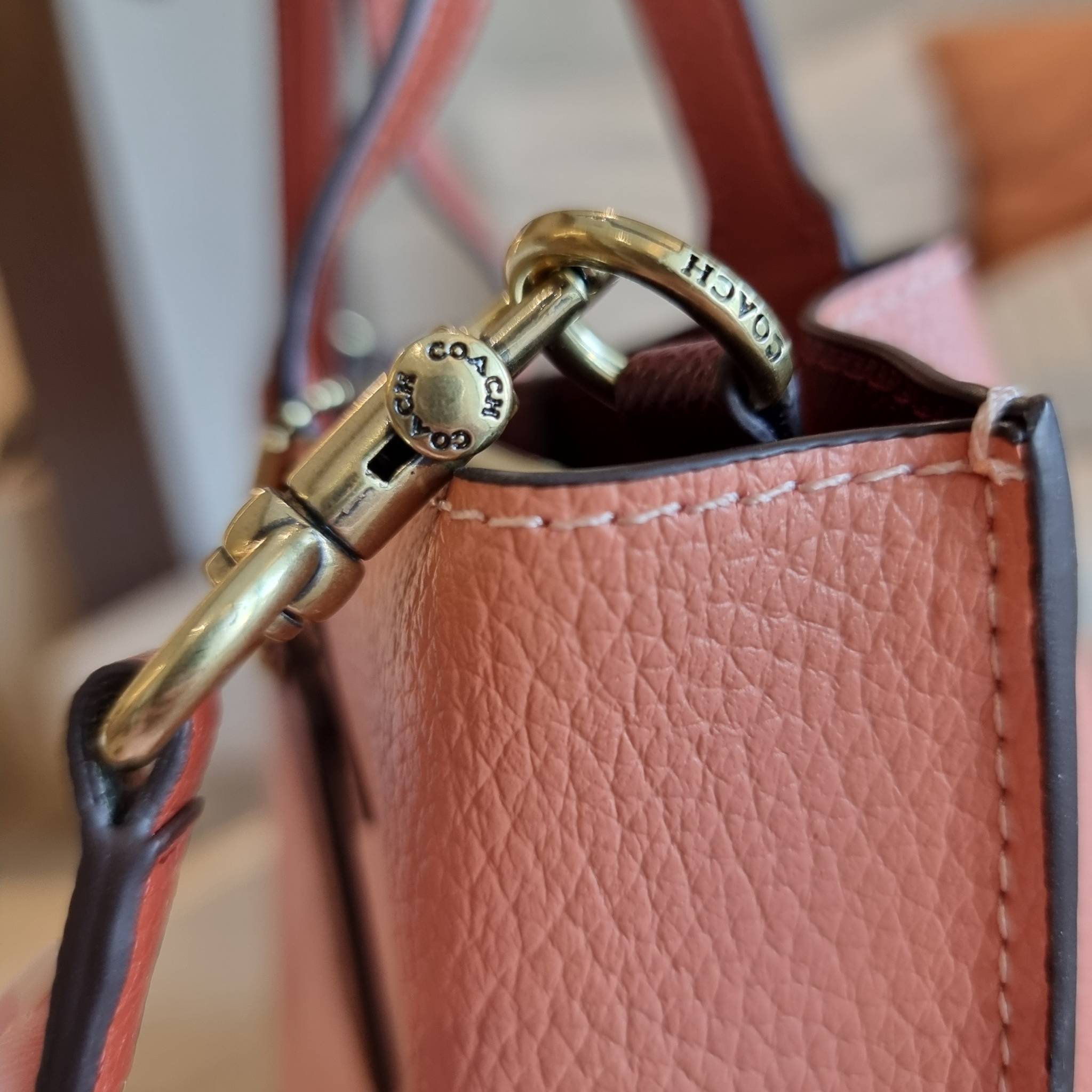 COACH C8561 C8869 WILLOW TOTE 24 IN COLOR BLOCK น้องสาวลุคลูกคุณมาแล้วจ้า กระเป๋าถือ/สะพาย ดีไซน์คัลเลอร์บล็อค ลงตัว เรียบหรู ใบจริงคือผู้ดี๊ผู้ดี ใช่ได้ทุกๆโอกาส วัสดุหนัง pepble อยู่ทรง เปิดปิดด้วยตัวบิดล็อค และอีกฝั่งเป็นกระดุมแม่เหล็ก ภายในโล่งกว้าง ใ