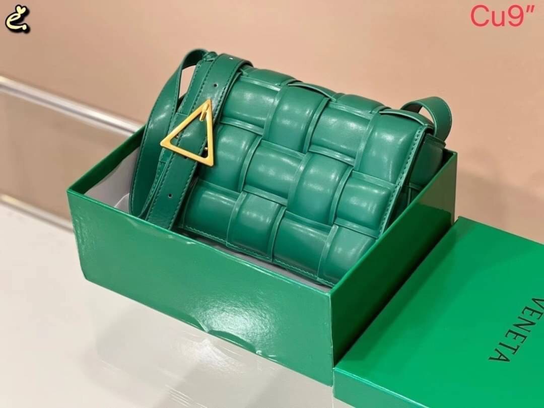 BOTTEGA VENETA PADDED CASSETTE BAG สร้างสรรค์ให้ไอเท็มนี้ดูหรู ดูแพง ใบจริงสวยมาก ใช้ได้ทั้งชายหญิง มาจำนวนจำกัด รีบตำกันน้า ไม่อยากให้พลาดเลยจ้า
