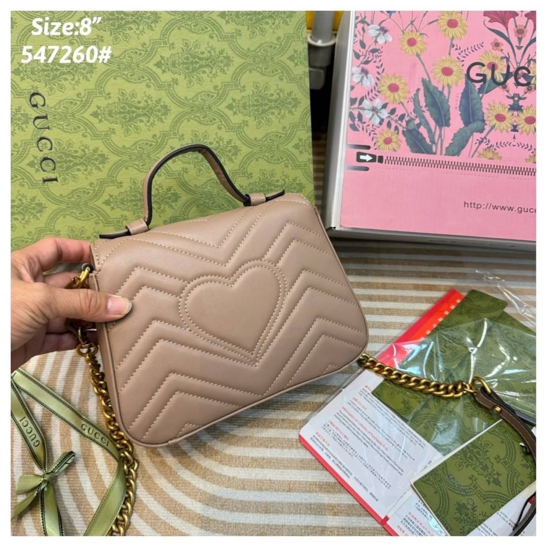 GUCCI GG Marmont mini top handle bag กระเป๋าสะพายข้างรุ่นคลาสสิค ดีไซน์ใหม่พร้อมหูจับในตัว ใช้งานง่าย สายสะพายยาวถอดได้ ถือออกงานก็ปัง สะพายเป็น Every Look ก็เลิศมาก สวยหรูดูแพง อัพลุคได้สบายๆ