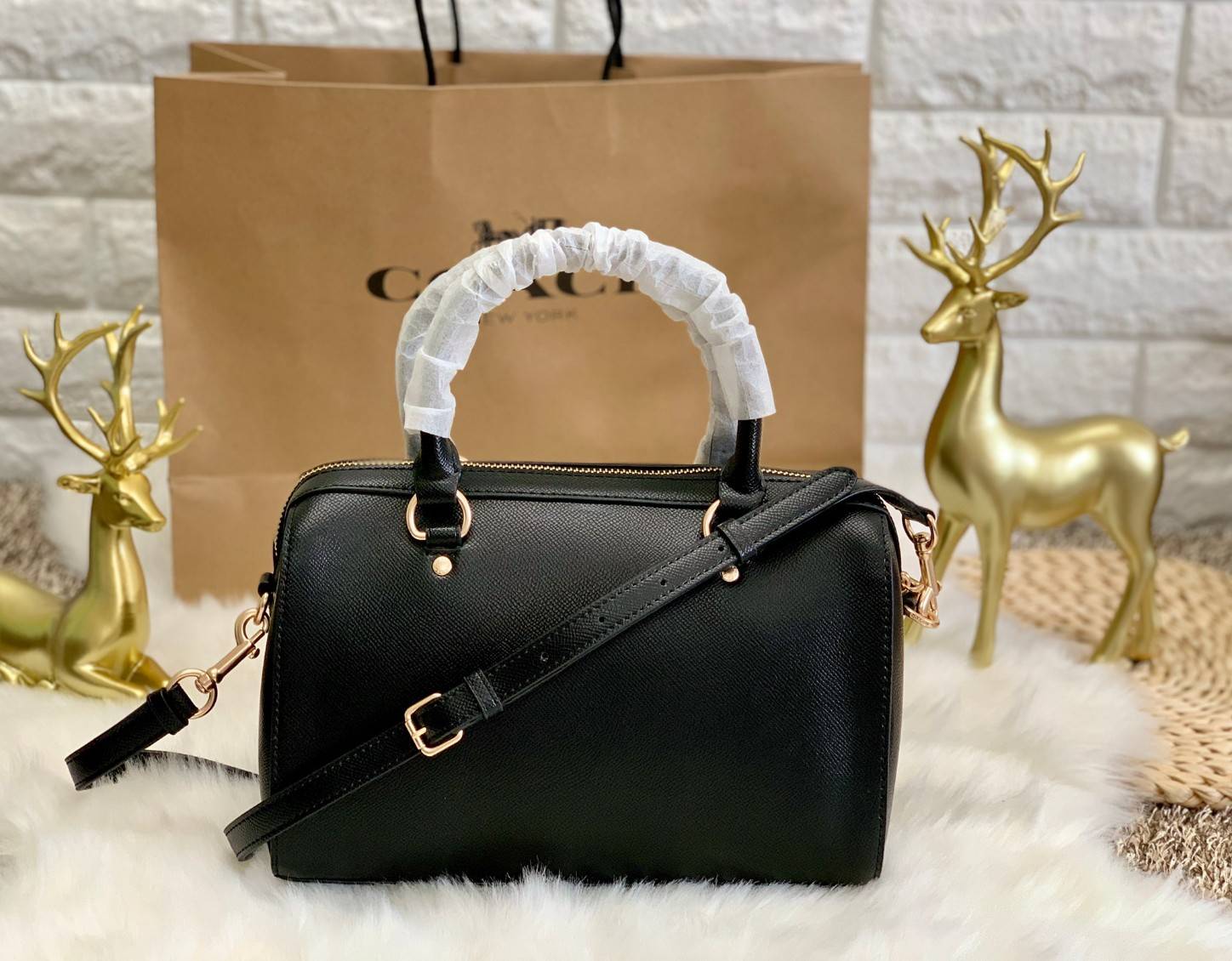 COACH ROWAN SATCHEL BAG ((79946)) กลับมาอีกครั้ง พร้อมสีหายากค่ะ! กระเป๋าหิ้วทรงหมอนสุดฮิตของสาวๆ//สะพายข้างได้ หนังแท้ ลายหนังสวย ทรงสวย ด้านหน้ามีช่องซิปให้หนึ่งช่อง เปิดปิดช่องหลักแบบซิป ภายในกว้างใส่ของจำเป็นของสาวๆได้ครบ มีช่องเล็กและช่องซิปใส่ของจุก