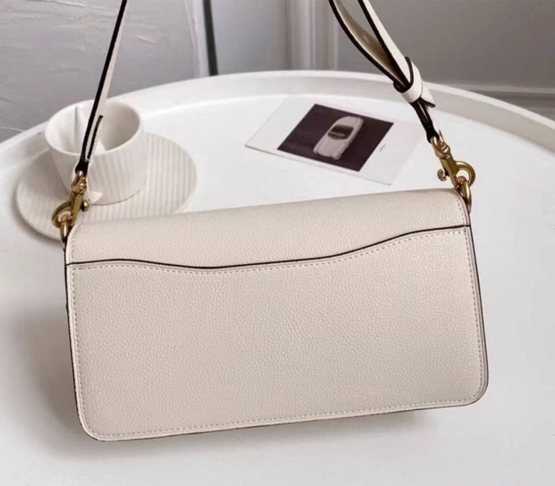 COACH TABBY SHOULDER BAG 26 พร้อมส่งที่ไทยอีกครั้งค่ะ!! กระเป๋าหิ้ว//คล้องไหล่//สะพายข้างได้ สุดคุ้ม! หนังแท้เรียบคลาสสิคเพิ่มความหรูเข้ามาค่ะ ด้านหน้ามีอะไหล่แบรนด์ตัวใหญ่โดดเด่น เปิดปิดกระเป๋าแบบกระดุมแม่เหล็ก ภายในมีช่องหลักใส่ของ2ช่อง;สามารถใส่กระเป๋า