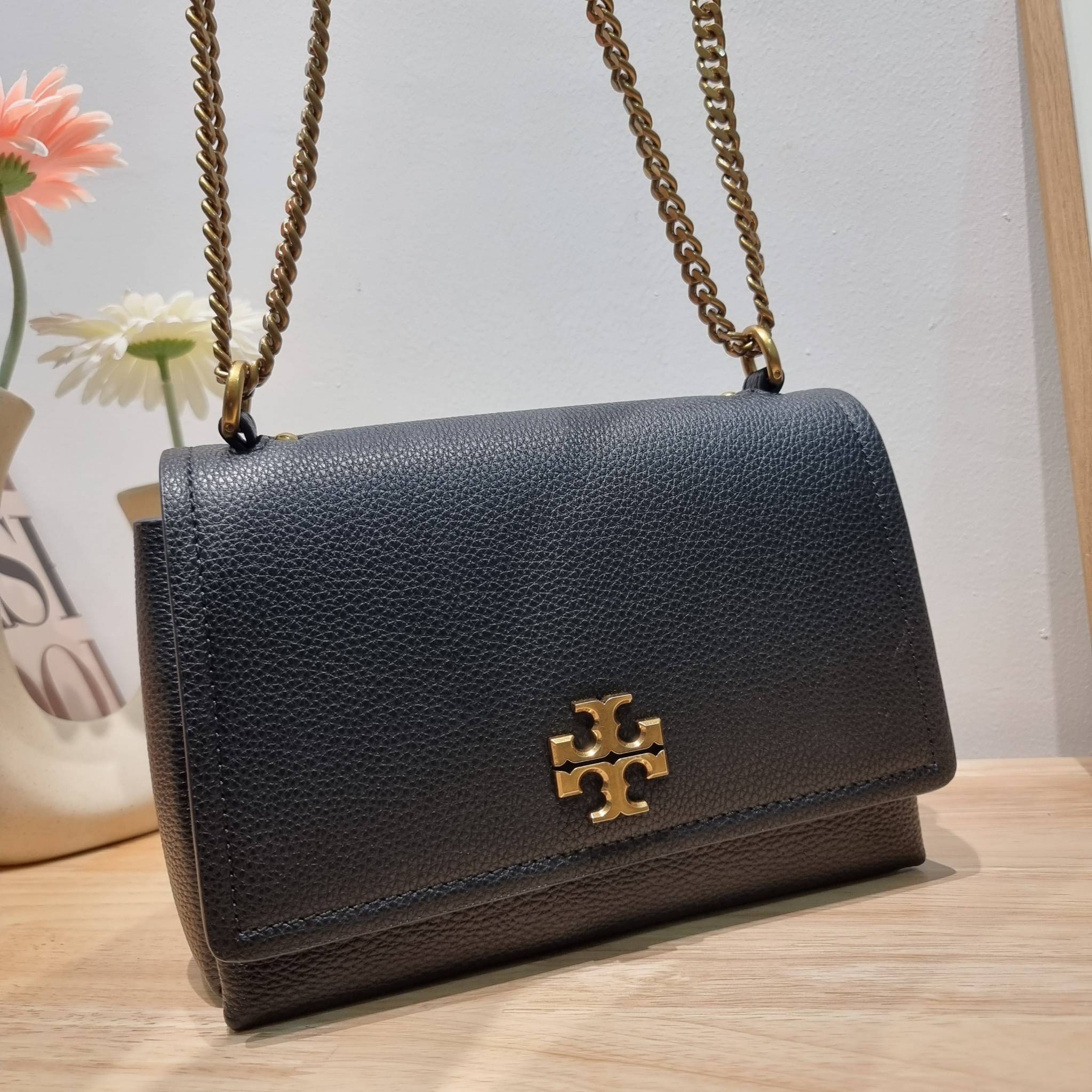 TORY BURCH LIMITED-EDITION SHOULDER BAG รุ่นลิมิเต็ด กับกระเป๋าสะพายไหล่ทรงผู้ดี ที่ผลิตมาในจำนวนจำกัด โดดเด่นด้วยอะไหล่ทองคลาสสิคหรูหรา