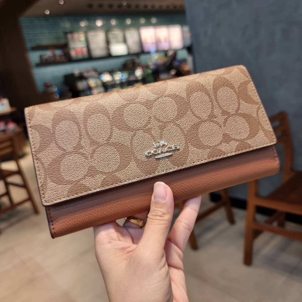 COACH F53763 TRIFOLD WALLET IN SIGNATURE กลับมาแล้วจ้า!! รุ่นขายดี!! 💓 ดีไซน์ใหม่ กระเป๋าสตางค์ใบยาว แถมที่ห้อยใส่บัตรแยกให้ (ถอดออกได้) น่ารักมากๆ ใช้งานง่าย เปิด-ปิดด้วยกระดุม ภายในใส่ธนบัตร ใส่บัตรได้เยอะ ใส่มือถือได้ไปอีก!! จุใจสุดๆ บอกเลยว่าใ