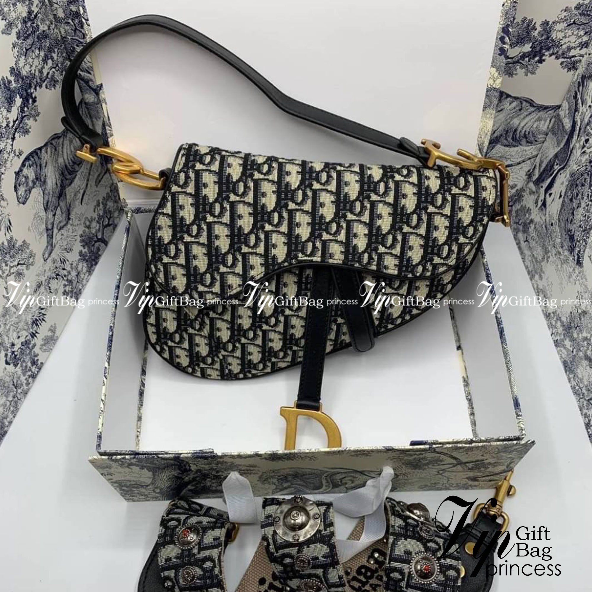 DIOR Saddle Bag Oblique Embroidery กระเป๋ารุ่นยอดนิยม ตามแบบฉบับแบรนด์ งานผ้าแจ็คการ์ดลาย Oblique ลูกเล่นห้อยด้วยตัวอักษร D ตรงหูหิ้วมีกิมมิค CD สีทอง มาพร้อมสายสะพายครอสบอดี้ เรียกว่าจะถือก็ปั้วะ จะสะพายก็ปังไม่ไหว เก็บทุกรายละเอียดงานเป๊ะมากค่ะ