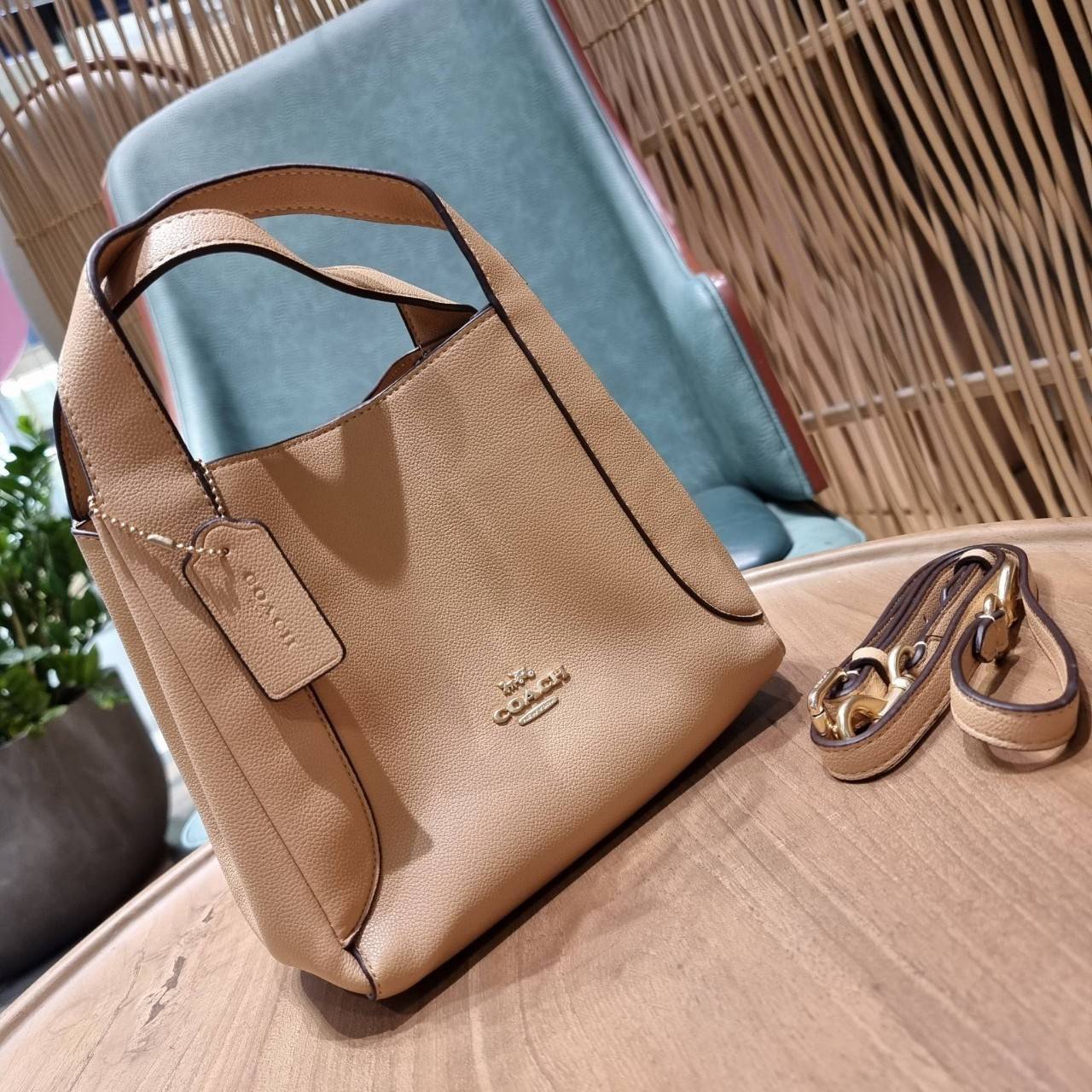 COACH 78800 HADLEY HOBO 21 ไอเท็มยอดนิยม คลาสสิคในทุกโอกาส กระเป๋าทรงโฮโบ ทรงสวยใช้งานได้ทุกลุค แมชท์ง่ายกับทุกสไตล์ วัสดุหนัง pepble เปิด-ปิดด้วยกระดุมแม่เหล็ก มีตะขอล็อคที่ปากกระเป๋าเพื่อปรับทรงใช้งานได้ ภายในโล่งกว้าง ใส่ได้ทุกอย่าง!! มีสายสะพายให้ หรื