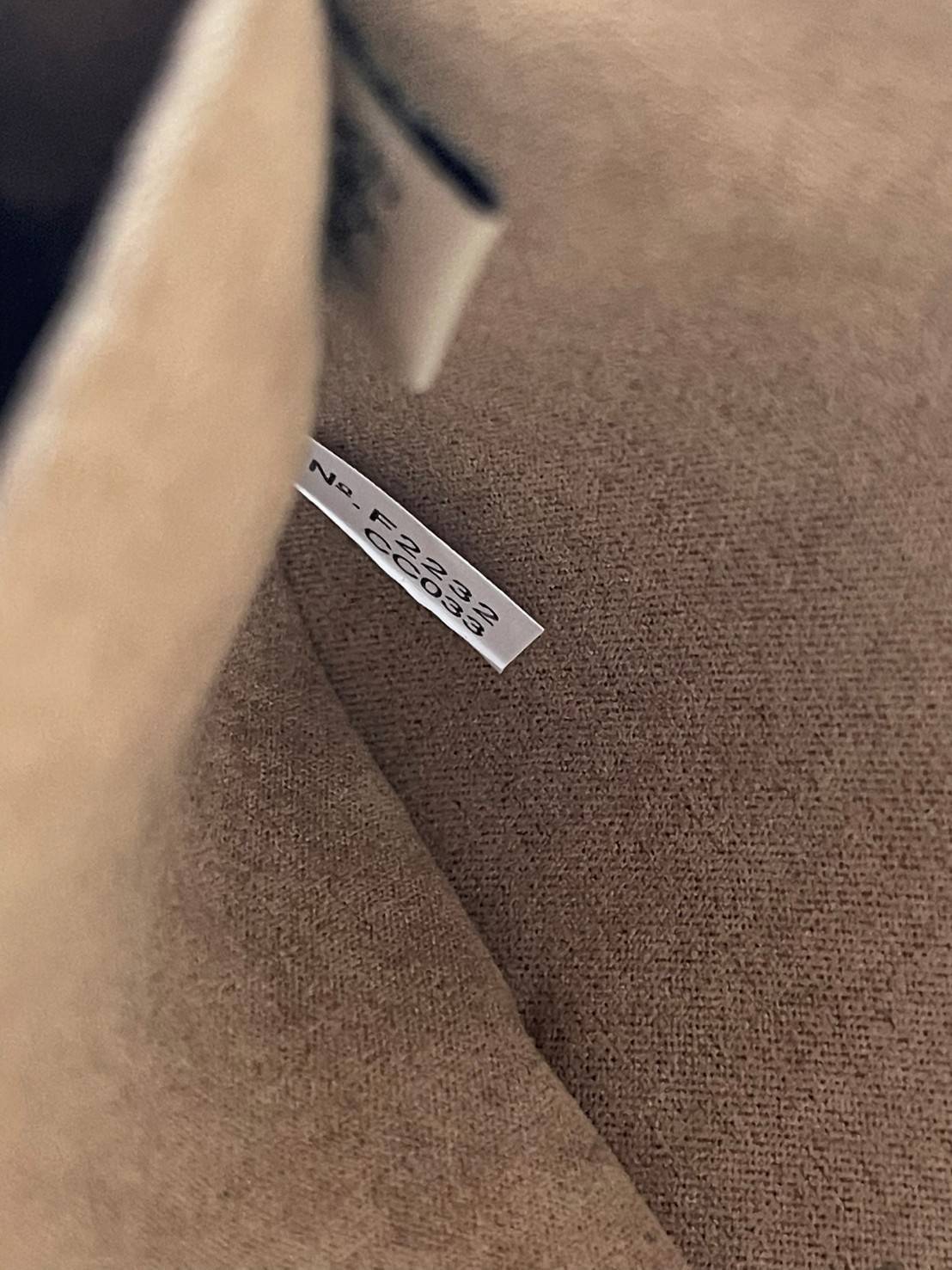 Coach grace series carriage logo handbag slingbag shoulderbag F2232 กระเป๋ามาพร้อมดีไซน์ที่ดูหรูหรา มีเอกลักษณ์เป็นที่จดจำได้ง่าย รวมถึงมีสีสันให้เลือกหลากหลายจึงครองใจสาว ๆ ได้ไม่ยาก โดยกระเป๋าออกแบบให้มีลักษณะเป็นกระเป๋าสะพายไหล่ทรงเหลี่ยมสุดคลาสสิก ที่