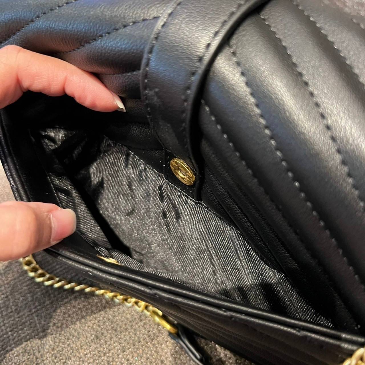 Yves Saint laurent crossbody boutique vip bag กระเป๋าสะพายไหล่ ดีไซน์ทรงสวยหรู พิเศษ แถมฟรี พวงกุญแจห้อยอะไหล่สีทอง ดูแพงไปหมดจริงๆไอเท็มนี้ วัสดุหนังสังเคราะห์ เปิด-ปิดด้วยกระดุมแม่เหล็ก ภายในโล่งกว้าง มาพร้อมหูจับในตัว และสายสะพายครอสบอดี้ที่สามารถถอดออ