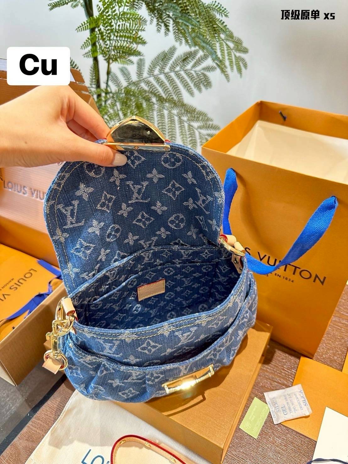 LV Sunset Denim Bag กระเป๋าสะพายไหล่ทรงสวย แรงมากฉุดไม่อยู่ กับกระแสคอลใหม่ lvremix ดีไซน์แบบตัวมัม y2k รูปทรง baguette สวยดูแพง ใบนี้ก็ฉ่ำสุดๆ