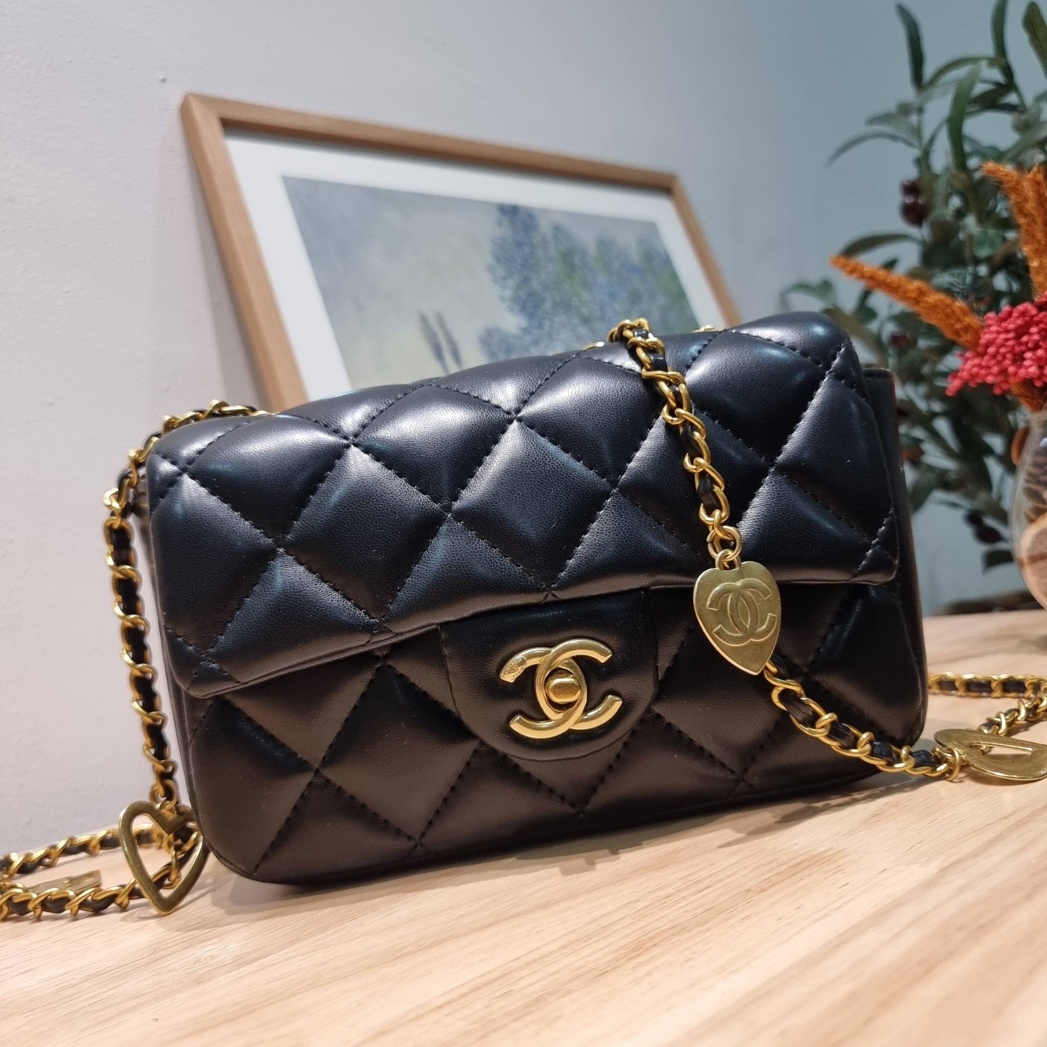 CHANEL GIFT SET สุดหรูชวนให้สะสมส่งท้ายปี กับไอเท็มลิมิเต็ดและ best seller พร้อมเสิร์ฟครบชุด สุดคุ้ม มาพร้อมกระเป๋าสะพายถึง 2 ใบ เด็ดทั้งคู่ๆ วัสดุหนังวัว และยังไม่พอ มีกระเป๋าสตางค์แถมให้ไปอีก 1ใบ สวยครบจบในเซ็ทเดียว!!