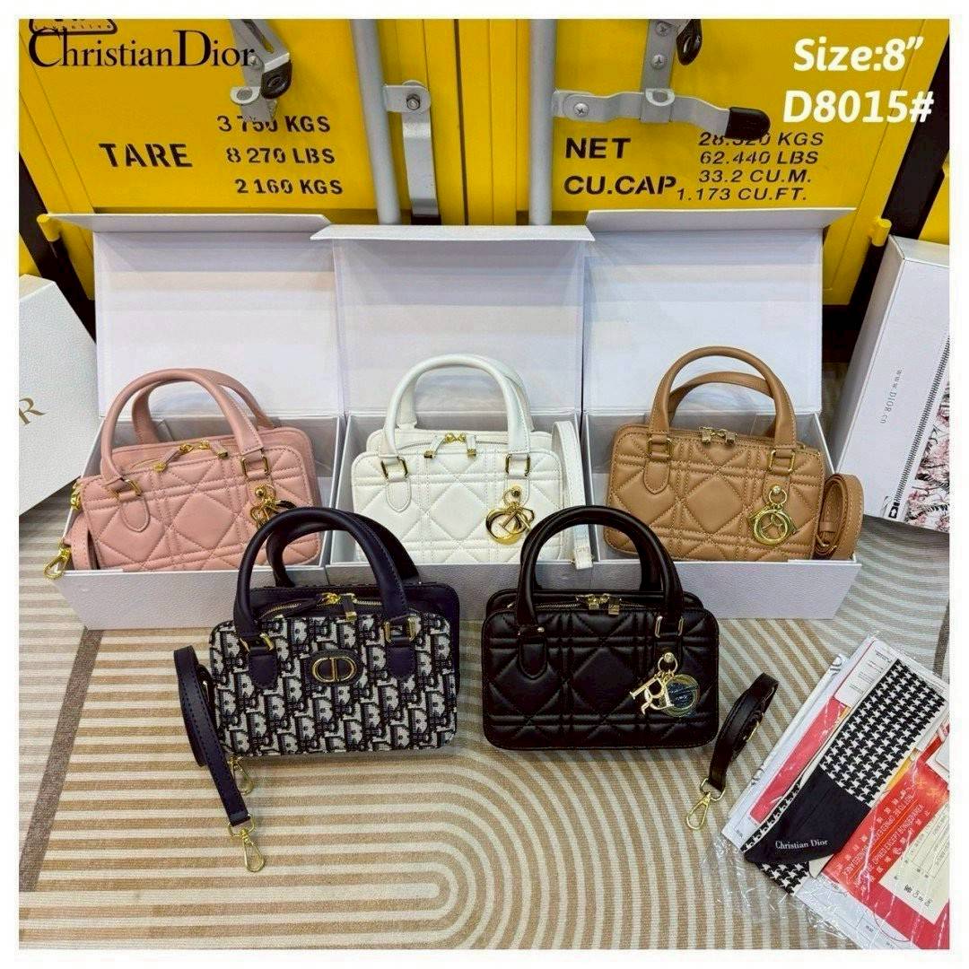 My Dior Mini 30 Montaigne tote bag ใหม่ล่าสุด กับกระเป๋าสะพายโฮโบมินิทรงโท้ท ที่ไม่ได้เล็กอย่างที่คิด เพราะใบนี้สามารถใส่ของสำคัญได้ครบ ดีไซน์สวยคลาสสิค