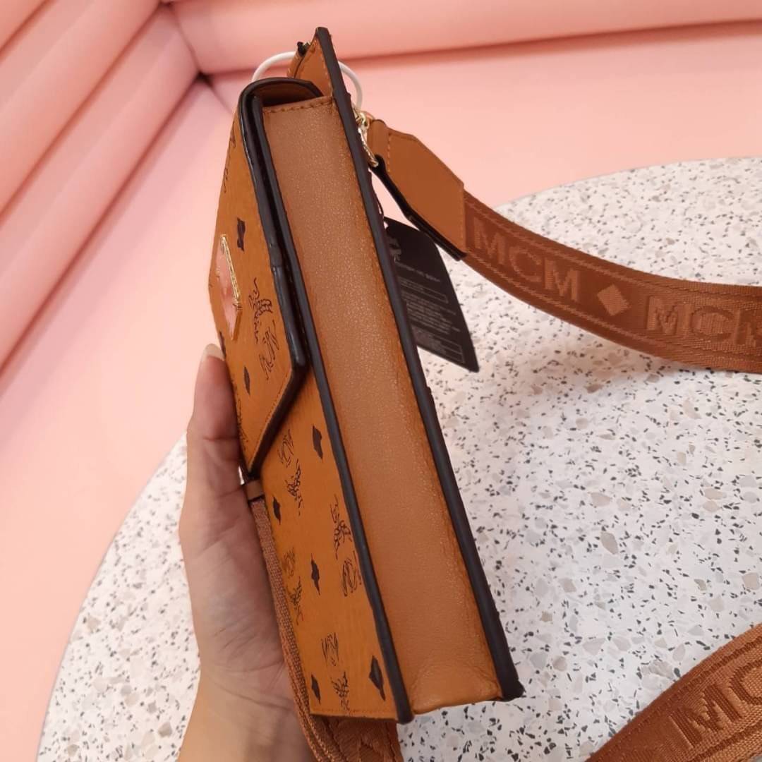 M.C.M CROSSBODY PHONE CASE กระเป๋าอะไรเอ่ยฮิตกันทั่วบ้านทั่วเมือง!!?? กระเป๋าใส่โทรศัพท์ไงจ้ะ!! เดินไปไหนใครก็ใช้ เพราะทุกคนต้องการความสะดวก ใบนี้ตอบโจทย์ไปเล้ย!!