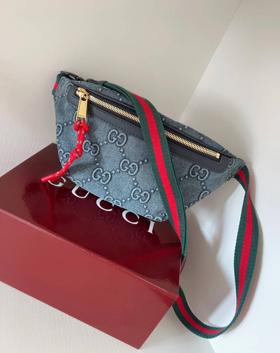 GUCCI GG DENIM BELT BAG ล่าสุดสวยมากๆ รุ่นนี้ใช้ได้ทั้งชายหญิง วัสดุเดนิมอย่างดีลายGแบบ3Dสวยมากๆค่ะ อะไหล่ซิปทองห้อยเชือกสีแดงโดดเด่น ซื้อใช้คู่กับแฟนยิ่งสวยค่าา