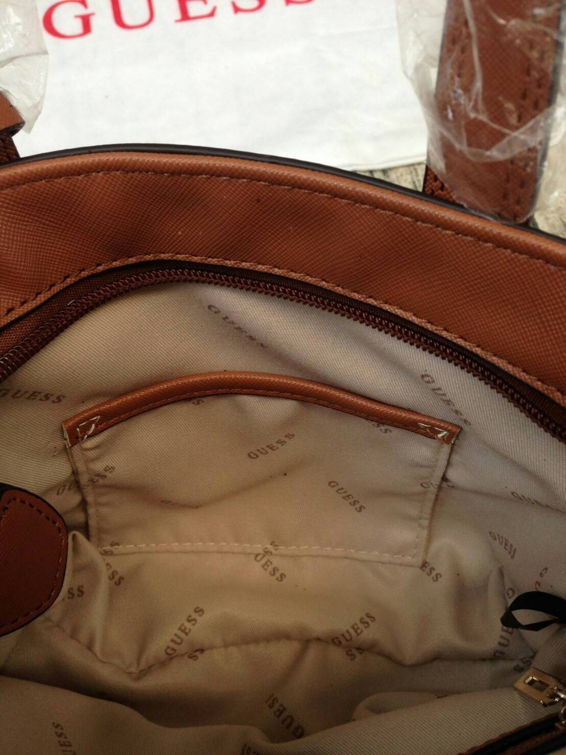 GUESS DELANEY SAFFIANO MINI CROSSBODY BAG WITH STAR กระเป๋าถือหรือสะพาย GUESS FACTORY วัสดุหนังลาย Saffiano ประดับอะไหล่เงินรูปดาวสุดชิค ขนาดกำลังดี น้ำหนักเบา ด้านหน้าประดับ logo พร้อมกับ พวงกุญแจ Signature แบรนด์ที่หูหิ้ว ถอดเเยกใช้ได้ เปิดปิด ด้วยซิป ภ