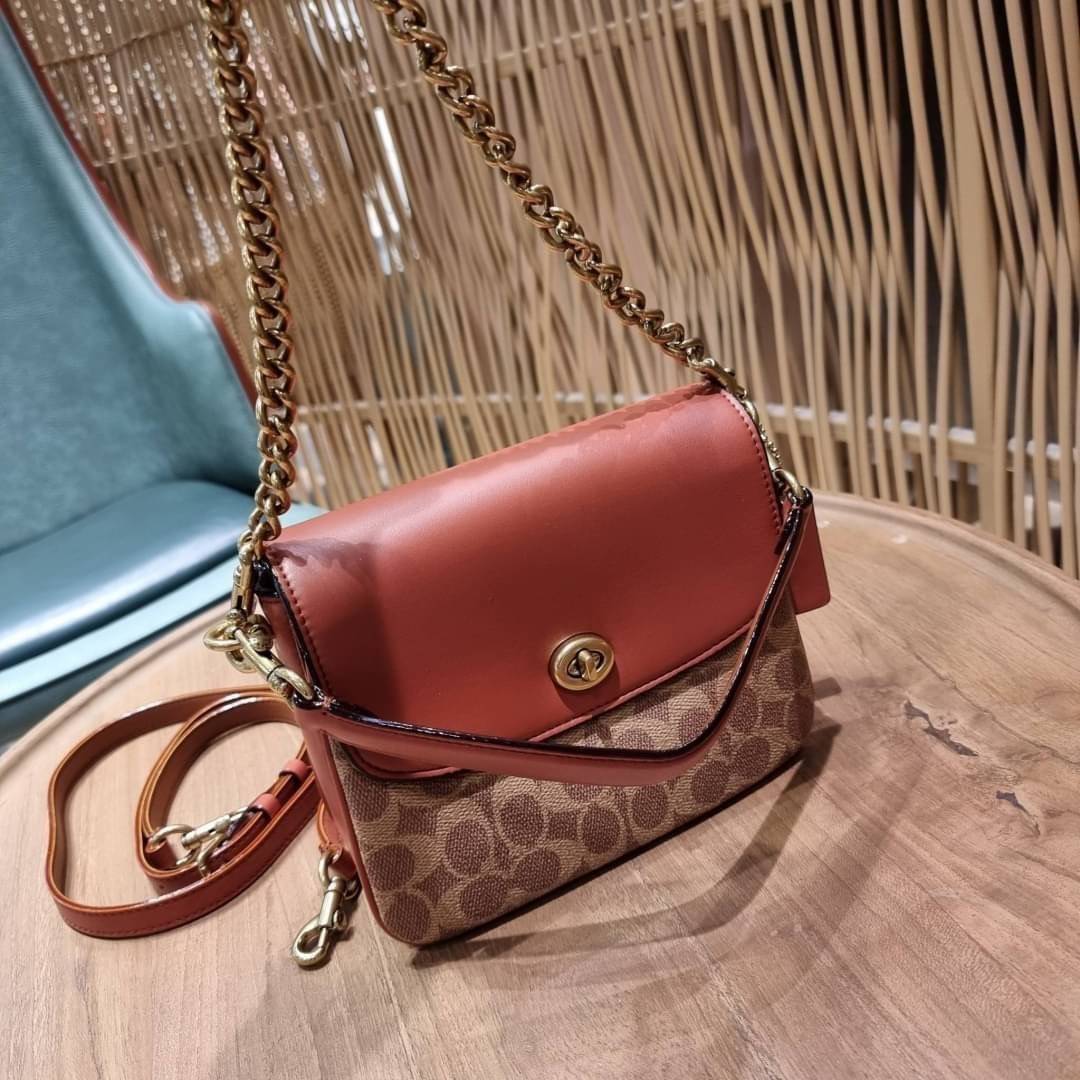 COACH 89089 CASSIE CROSSBODY 19 IN SIGNATURE CANVAS คัมแบ็คแล้วจ้า!! เรียบหรู ดูดี ต้องไอเท็มนี้เลย!! กระเป๋าสะพายข้าง สุดพิเศษ!! มีสายมาให้ถึง 3 แบบ!! สลับใช้แมทช์ตามสไตล์ได้เลย วัสดุหนังแคนวาสสลับหนังแท้ บอกเลยว่าสวยทุกสีนะคอลนี้ เปิด-ปิดด้วยตัวบิดล็อค 