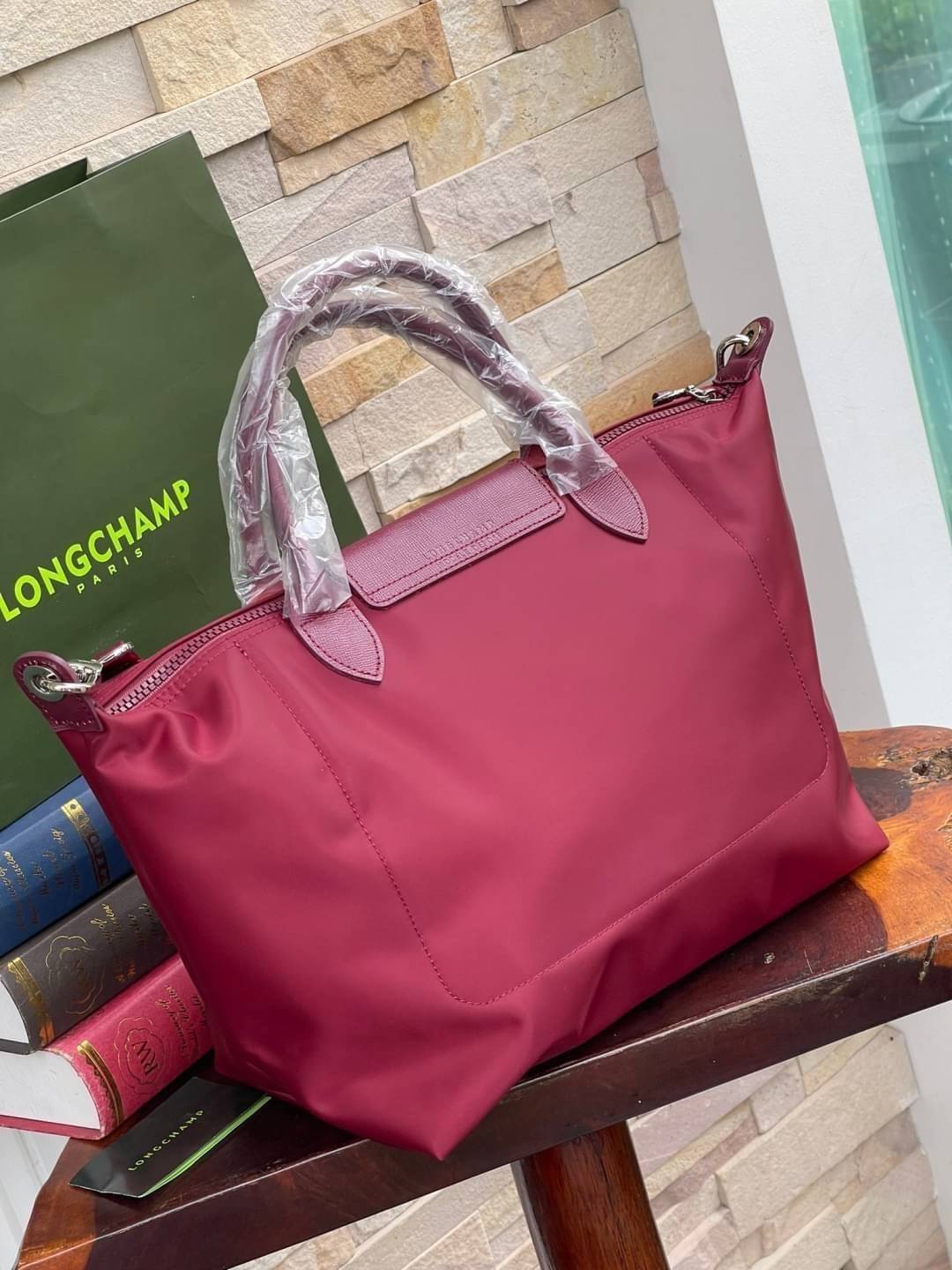 8สี พร้อมส่ง Longchamp LE PLIAGE NÉO TOP HANDLE BAG (medium size) อีกหนึ่งรุ่นยอดนิยม ที่สาวๆ ต้องมีไว้เก็บไว้สักใบ กระเป๋าโท้ทใบนี้ มาพร้อมกับสีที่มีสไตล์เรียบง่าย มีสายสะพายยาวปรับสั้นยาวได้ช่วยให้คุณสามารถสะพายไหล่ได้อย่างสบาย ในตัวสายปักโลโก้อันเป็นสั