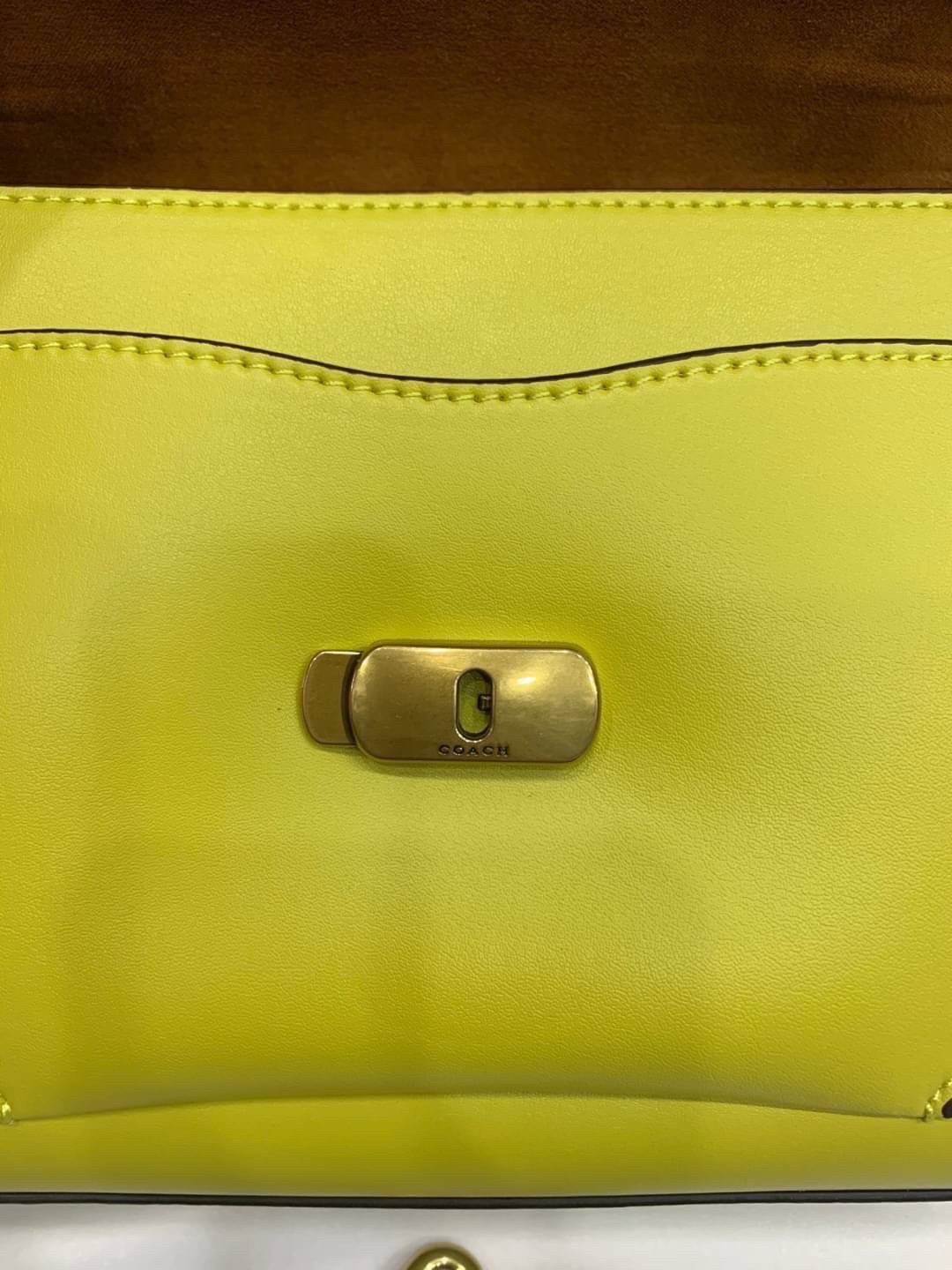 COACH TABBY TOP HANDLE 20 พร้อมส่งที่ไทยค่ะ! กระเป๋าหิ้ว//สะพายข้างได้ หนังแท้อย่างดี กหนึ่งใบทำหนังสองลายได้อย่างสวยงาม พร้อมโลโก้รุ่นใหม่ล่าสุดดูดีมากๆค่ะ เปิดปิดกระเป๋าแบบกดล็อค ภายในมีช่องหลักสองช่อง ใส่มือถือได้ทุกรุ่น;กระเป๋าเงินใบกลางได้;ของจำเป็นจ