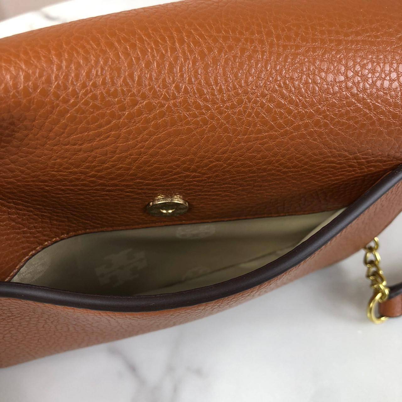 ของแท้ 💯% กระเป๋าสะพาย TORY BURCH มาพร้อมสายสะพายโซ่ มีหนังรองบ่าค่ะ เปิด - ปิดกระเป๋าด้วยกระดุมแม่เหล็กแบบซ่อน