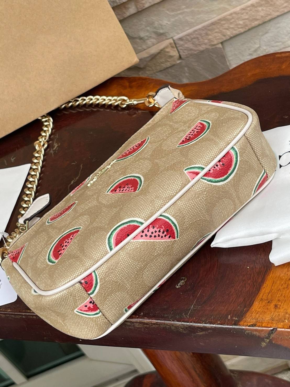 OUTLET 】Coach Signature Top Handle Coach Pouch with Strawberry, Watermelon, Ladybug พร้อมส่งที่ไทย เป็นอีกรุ่นหนึ่งที่ได้รับความนิยมในหมู่สาว ๆ ค่ะ นอกจากราคาจะไม่สูงแล้ว ยังมีรูปทรงที่น่าสนใจอีกด้วย กะทัดรัดแต่ใช้งานง่าย เหมาะกับทุกโอกาส สำหรับกระเป๋าคล้