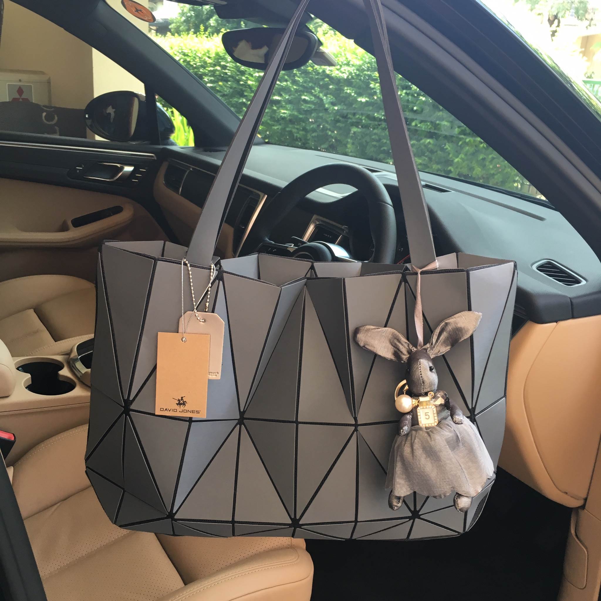 ห้ามพลาดเลยค่า ได้ สีใหม่ ลายใหม่ Metallic Grey 💕ทรงสุดฮิตจากแบรนด์ David Jones ใบนี้ มาพร้อมกับน้องกระต่ายสีเข้า set กับกระเป๋าคะ กระเป๋า ทรง Tote ตัวกระเป๋าเย็บติด ด้วยแผ่นอคิลิค สุดหรู ดีไซน์เกร๋ จุดเด่นที่ น้ำหนักเบา สามารถ ถือ หรือ สะพายไหล่ไ