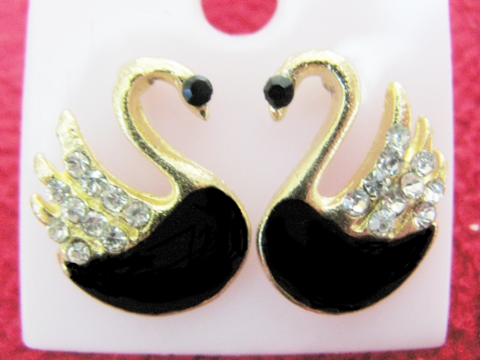 สินค้าหมดค่ะ ต่างหูหงส์ดำประดับพลอยสีขาวค่ะ