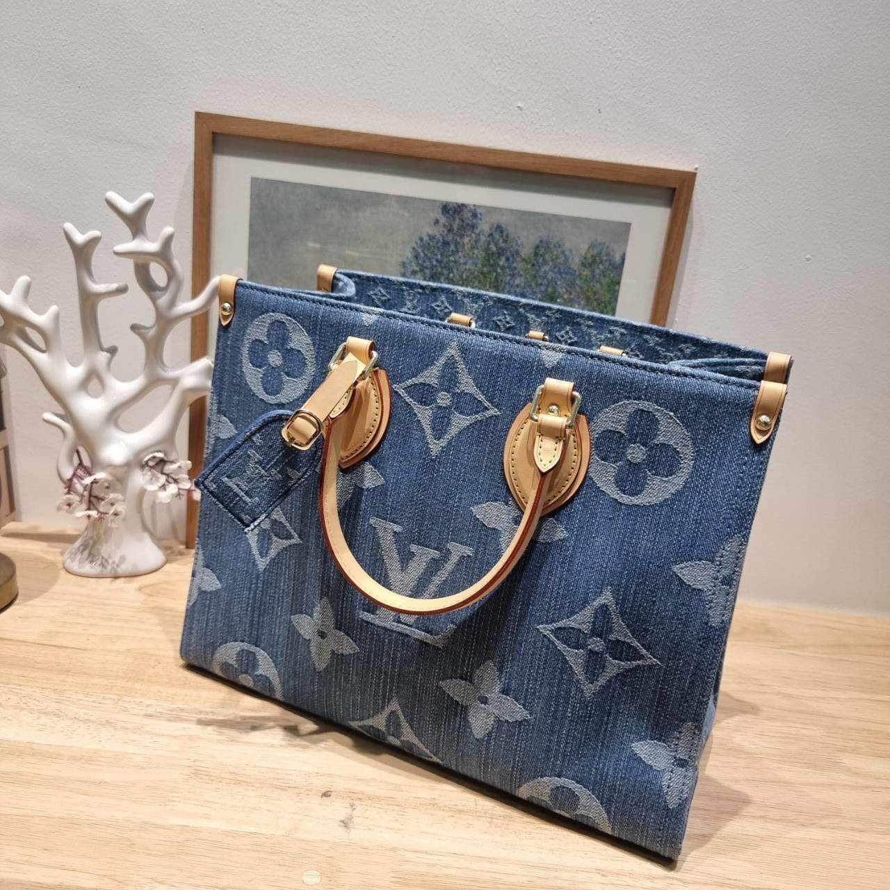 LV OnTheGo MM monogram denim tote bag ดีไซน์ใหม่รับซัทเมอร์! ห้ามพลาด! กับกระเป๋าทรงโท้ทสไตล์เดนิม ที่ใครเห็นต้องเป็นคลั่งรัก ผู้ดี หรูหราได้ทุกลุค ทุกสไตล์ มาพร้อมหูจับในตัวที่มีดีเทลหมุดตลอดเส้น หรือจะเกี่ยวสายครอสสะพายก็อัพลุคได้เลย