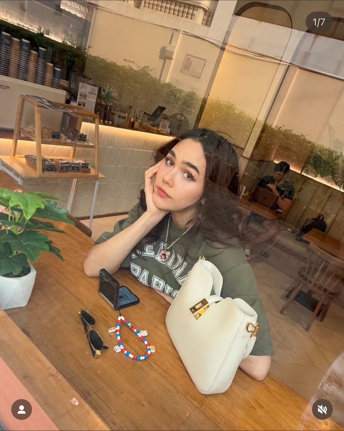 ORI หนังแท้ | CELINE SMALL CAMILLE 16 SOFT BAG IN SMOOTH LEATHER กระเป๋าสะพายรุ่นใหม่ล่าสุดของไลน์ 16 soft รูปทรงแบบโฮโบที่มาพร้อมดีไซน์ที่ใช้งานได้จริง หรูหราและโดดเด่น ฝาพับหนังกับตัวปิดแบบ Turnlock สีทองรูปทรงคล้ายอัญมณี