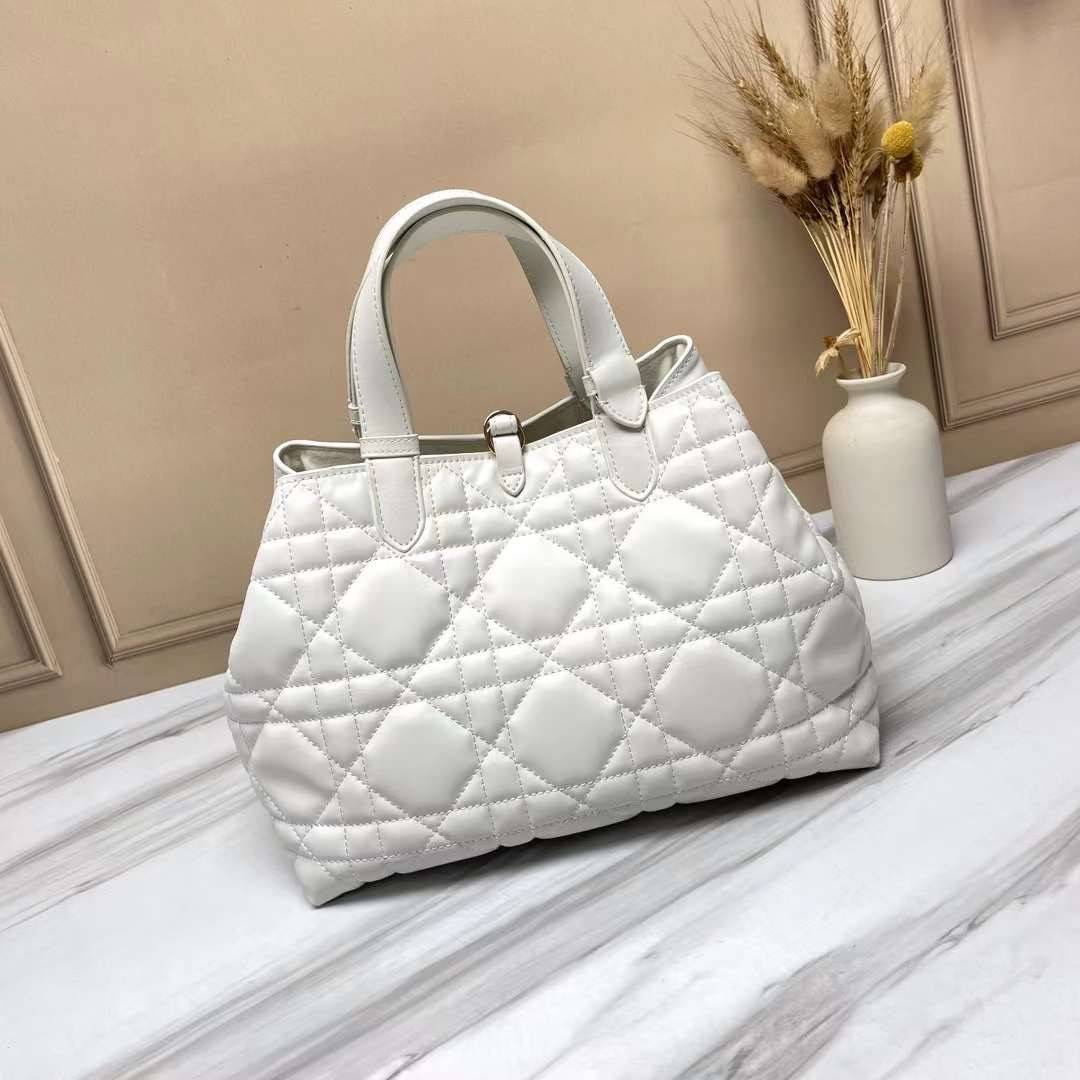MEDIUM 30cm DIOR TOUJOURS BAG Macrocannage Calfskin / DIOR Tote Bag ออริ 1:1 พร้อมส่ง 5 สี กระเป๋าสะพายทรงโท้ท จุของได้เต็มที่ รูปทรงคลาสสิค หนังสวย หรูหราเกินราคา
