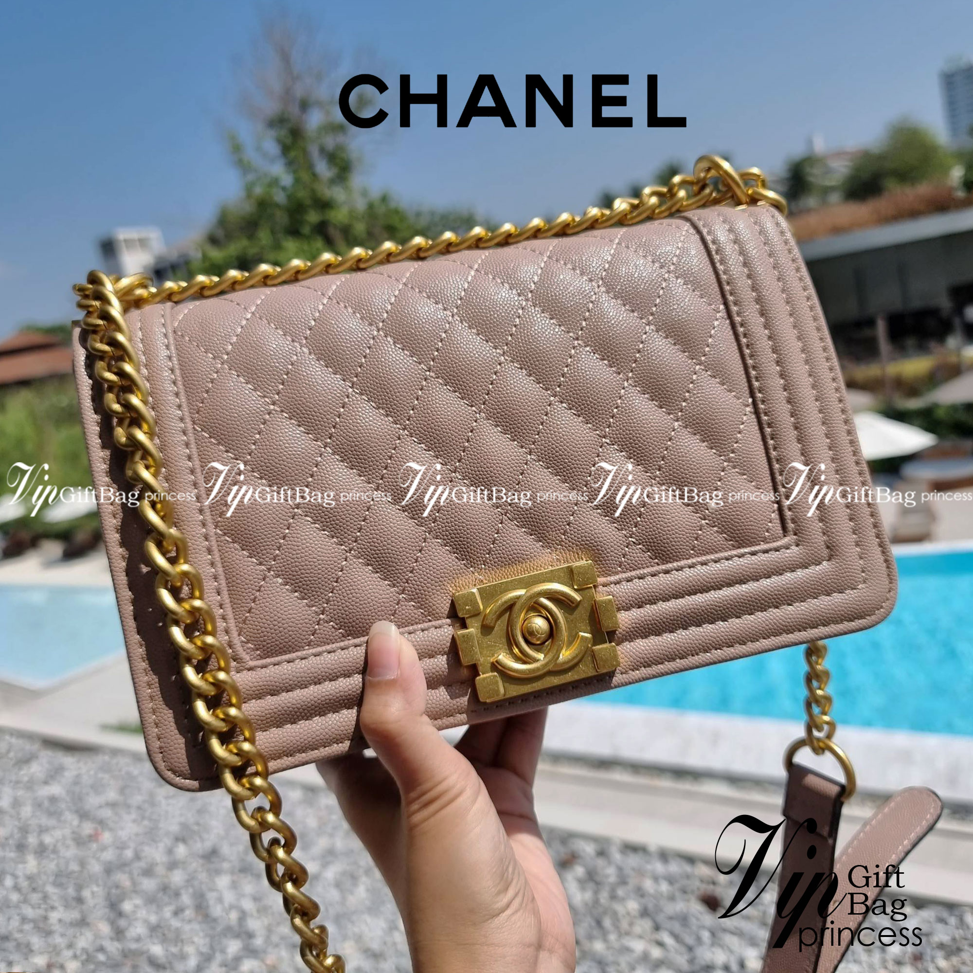 Chanel Boy 10" พร้อมส่งที่ไทย รุ่นสุดฮอต อะไหล่สีทองสุดหรู วัสดุหนังลายคาร์เวีย ทรงคลาสสิคที่สาวๆห้ามพลาด!! ในราคาสุดคุ้ม เปิด-ปิดกระเป๋าด้วยตัวล็อค ภายในโล่งกว้าง ไซส์ใหญ่ใส่ของได้เยอะ มีช่องแยกในกระเป๋า มาพร้อมสายสะพายโซ่สลับหนังรองบ่า (ถอดได้-ปรับ