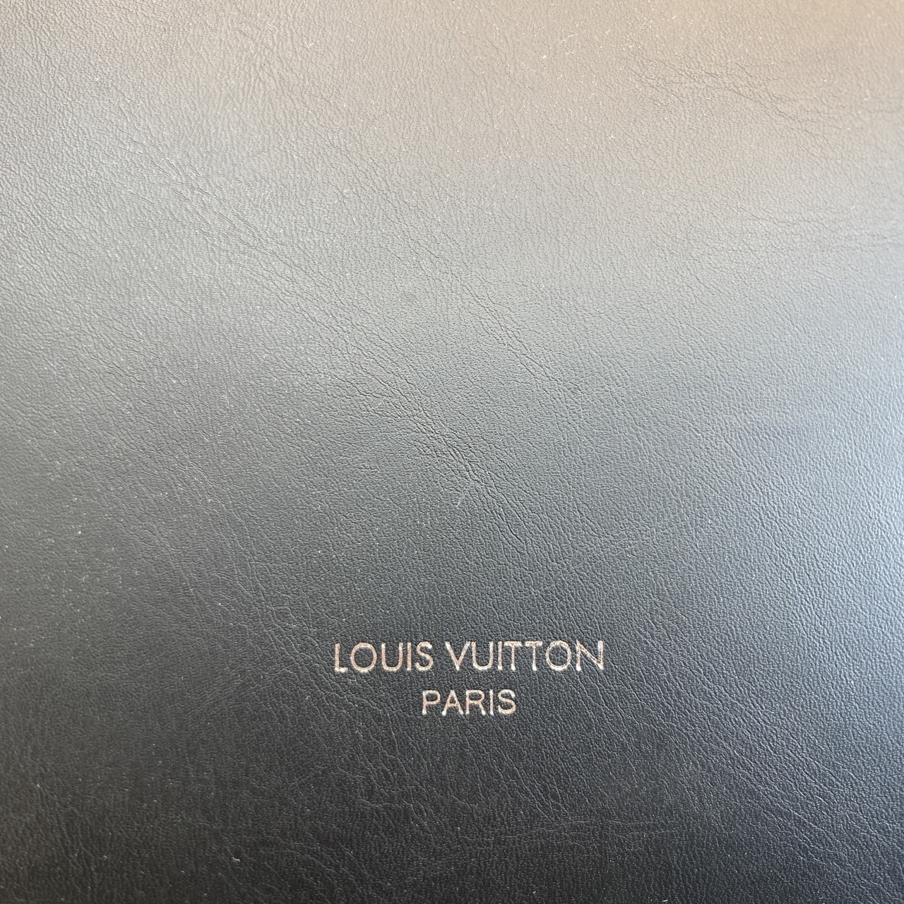 LV Onthego Tote Bag 35cm กระเป๋าทรงโท้ทใบใหญ่ งานหนังเรียบเต็มใบ สวยเรียบง่ายคลาสสิก เพิ่มความโดดเด่นที่หูจับด้วยแคนวาสลายโมโนแกรม ที่ใครเห็นต้องเป็นคลั่งรัก ยอดฮิต คลาสสิค ผู้ดี หรูหราได้ทุกลุค ทุกสไตล์