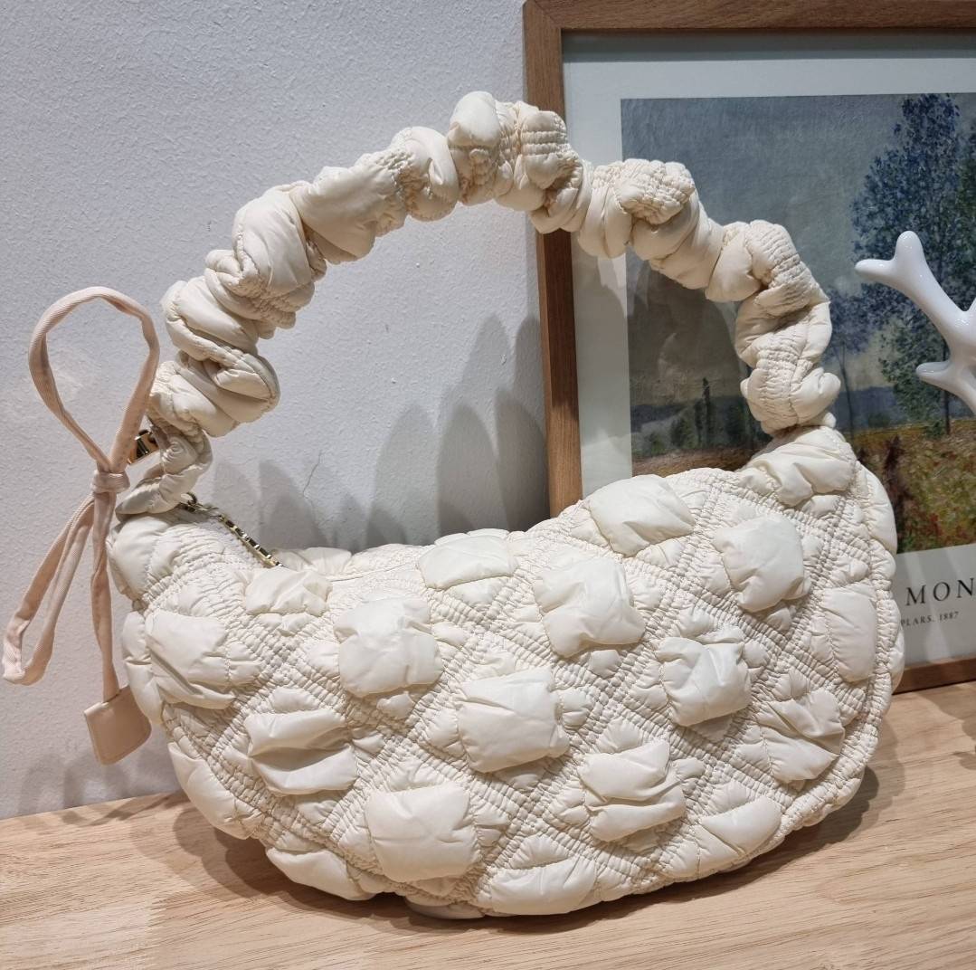 Carlyn cozy bag / Carlyn glaze bag 13 สีพร้อมส่ง อีกหนึ่งคอลเด็ด ที่ฮิตแบบฉุดไม่อยู่ กับไอเท็มนุ่มนิ่มจากเกาหลี พร้อมสีใหม่ล่าสุด กระเป๋าสะพายก้อนเมฆสุดเก๋ ที่สามารถใช้ได้หลากหลาย