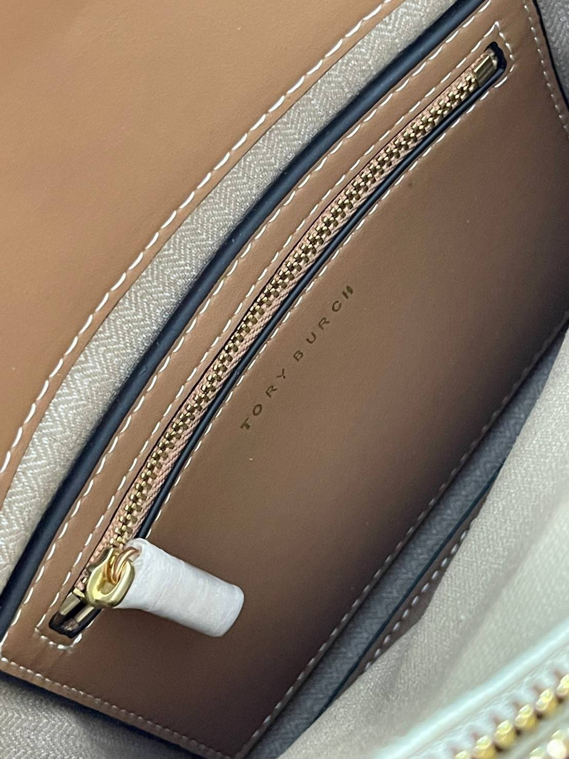 Tory burch lee radziwill pebbled small double bag กระเป๋า Lee Radziwill Double Bag สุดหรู ที่คำนึงถึงการเลเยอร์หนังและหนังกลับอย่างประณีตลงไปในงานดีไซน์ สามารถปรับปากกระเป๋าได้ 3 แบบตามต้องการ พร้อมนำเอาความเป็น American Luxury มาตีความใหม่ผ่านแง่มุมของคว