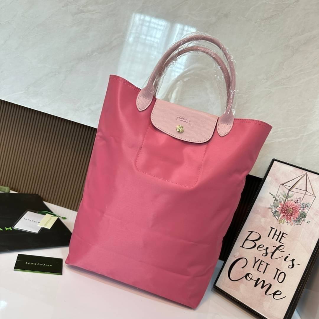 LONGCHAMP LE PLIAGE RE-PLAY TOP HANDLE BAG สินค้ารุ่นลิมิเต็ด collection สุดปัง ซื้อใบเดียวเหมือนได้2 ใบ กระเป๋าสะพายแนวตั้งที่กว้างขวาง มีเอกลักษณ์เฉพาะตัวแต่มีดีไซน์ที่น่าดึงดูด